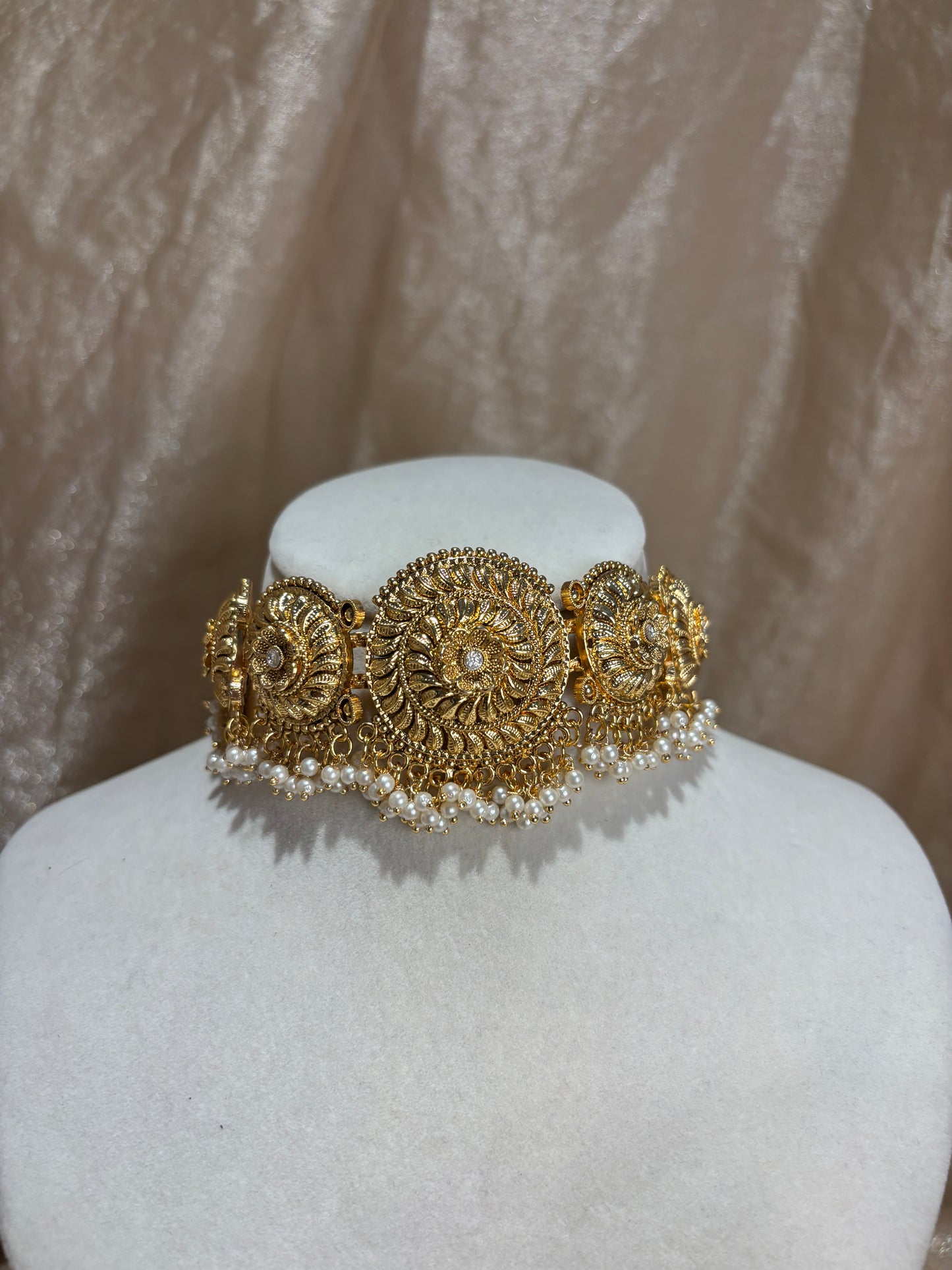 Gold-look choker set