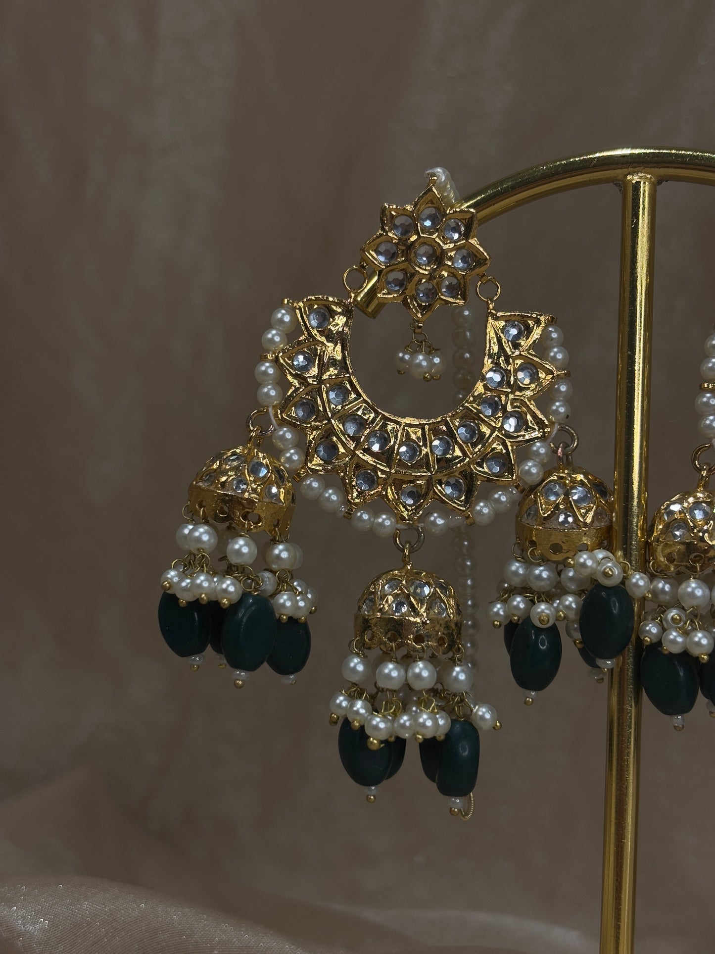 Emerald green thappa kundan earring/tikka set