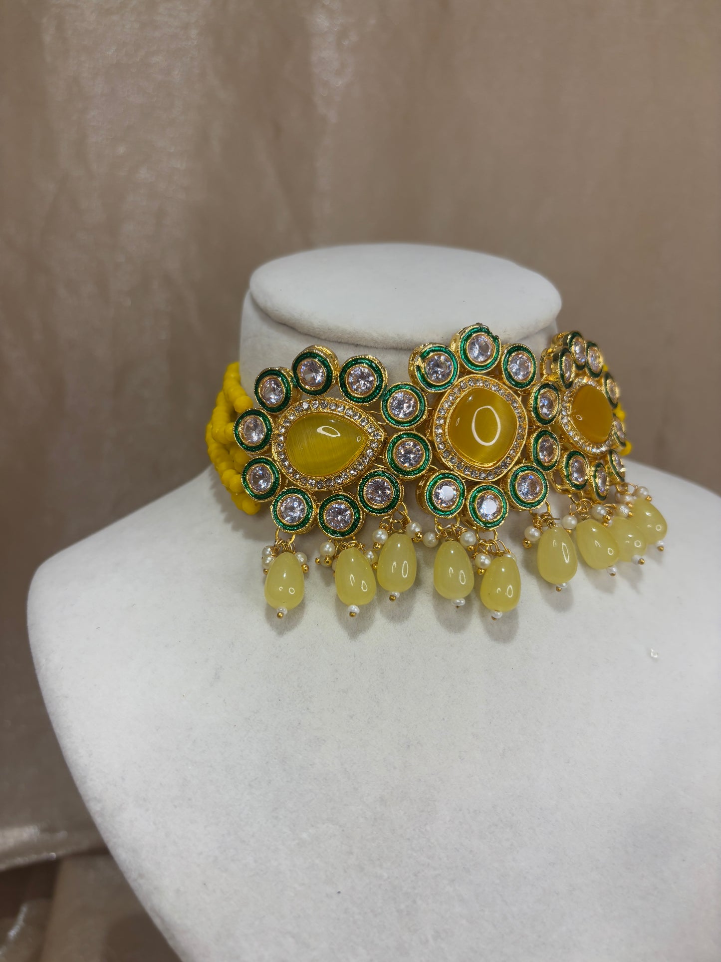 Yellow choker set