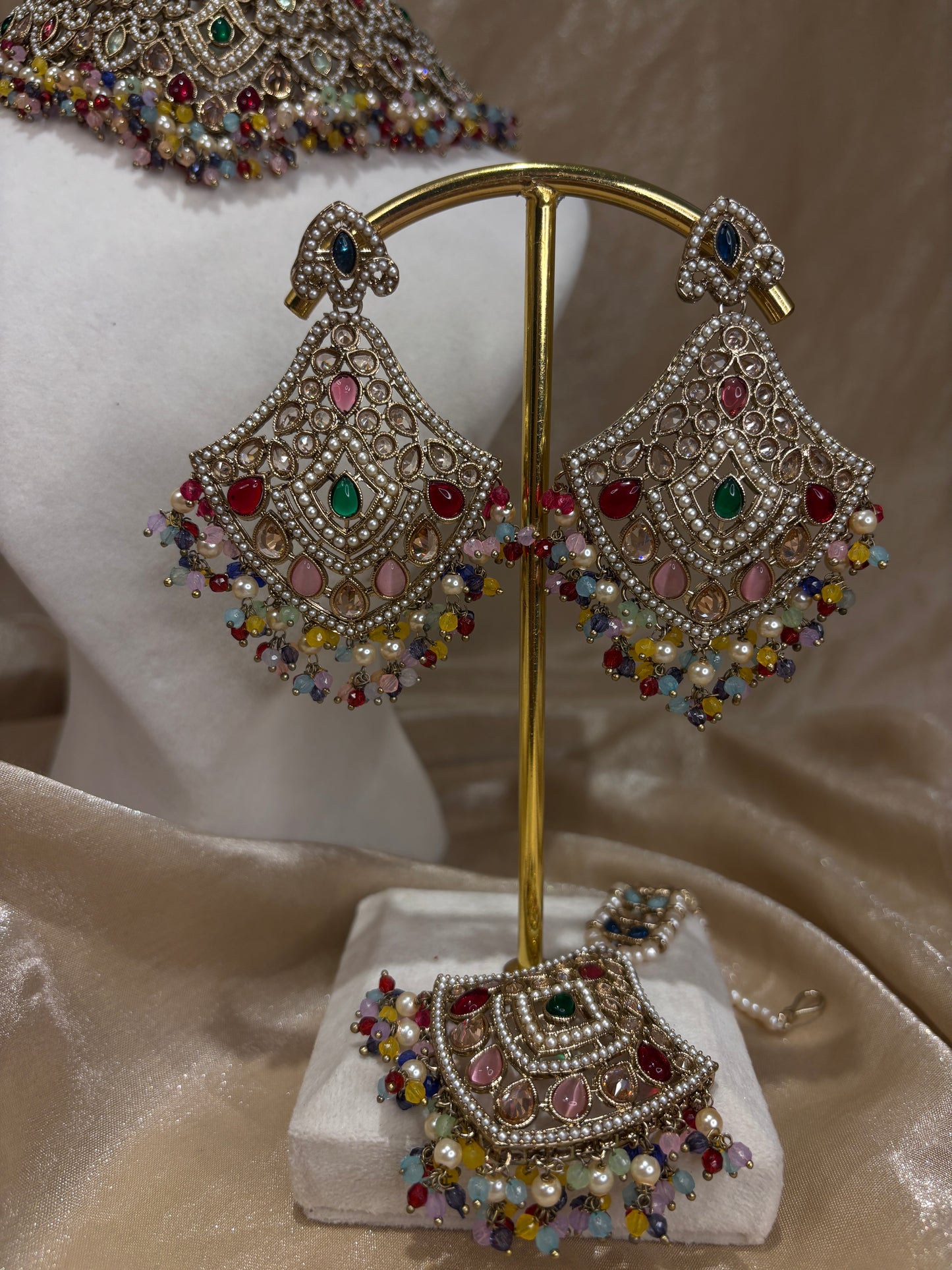 Multi-colour choker set