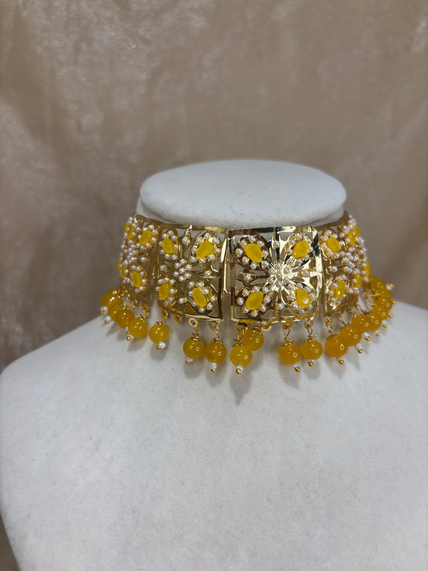 Yellow jadau choker set