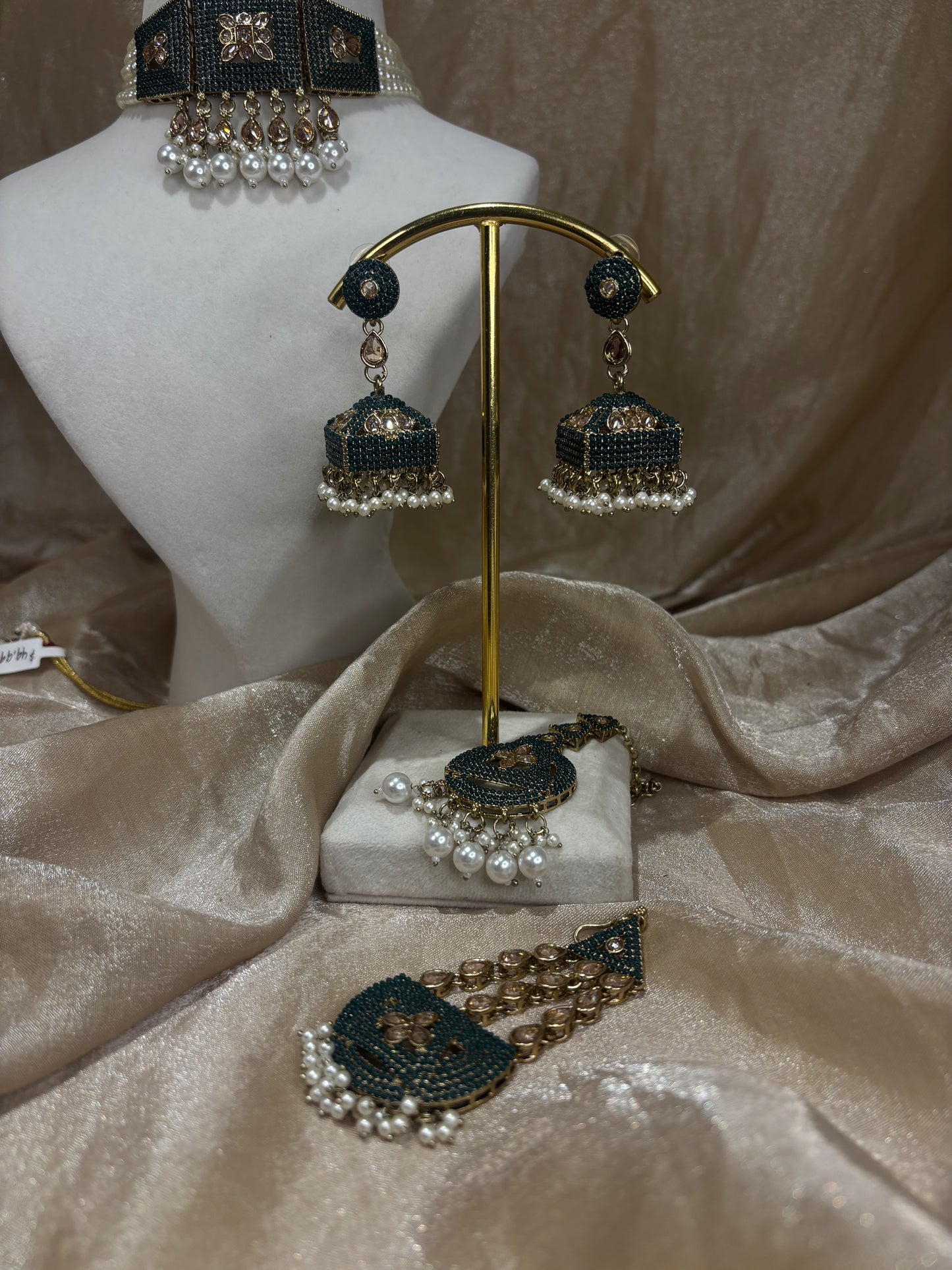 Emerald green choker set