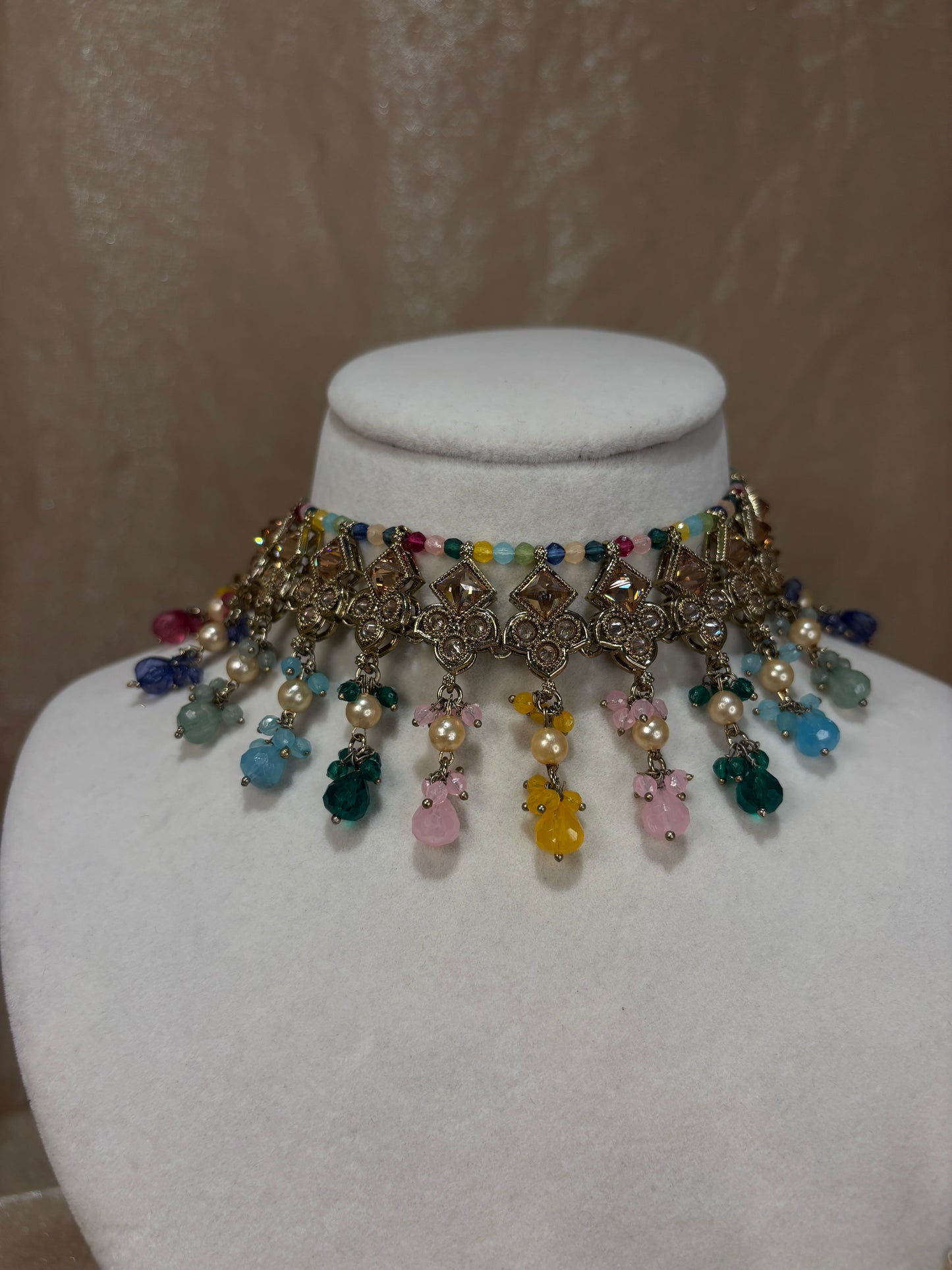 Multi-colour choker set