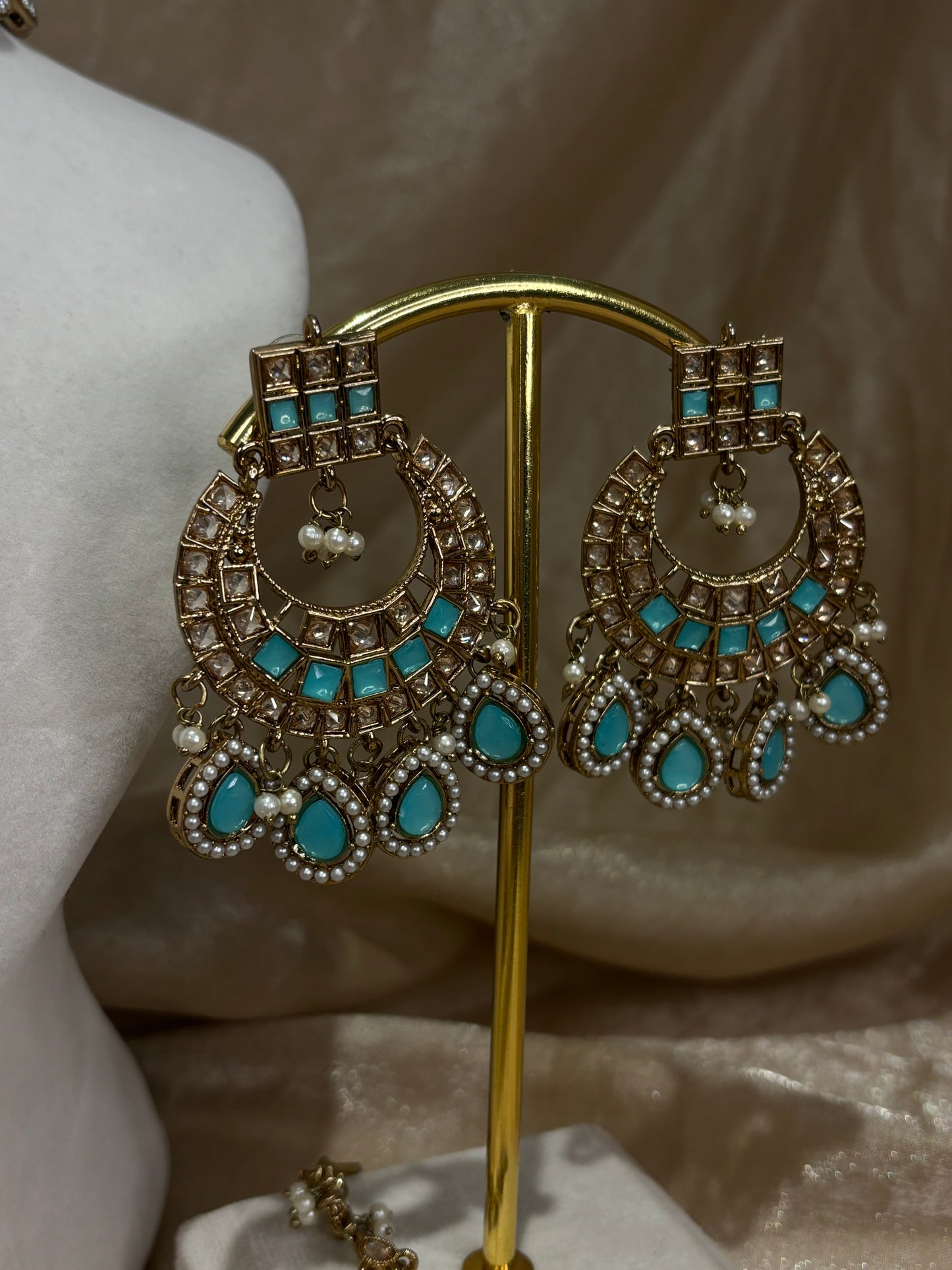 Light blue choker set