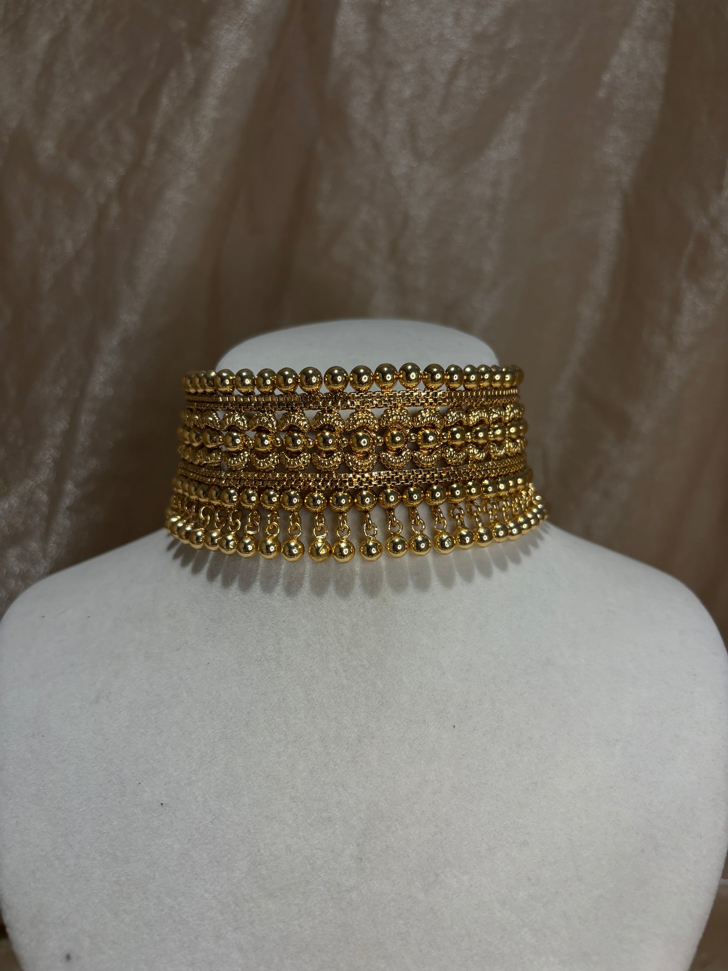Gold-look choker set