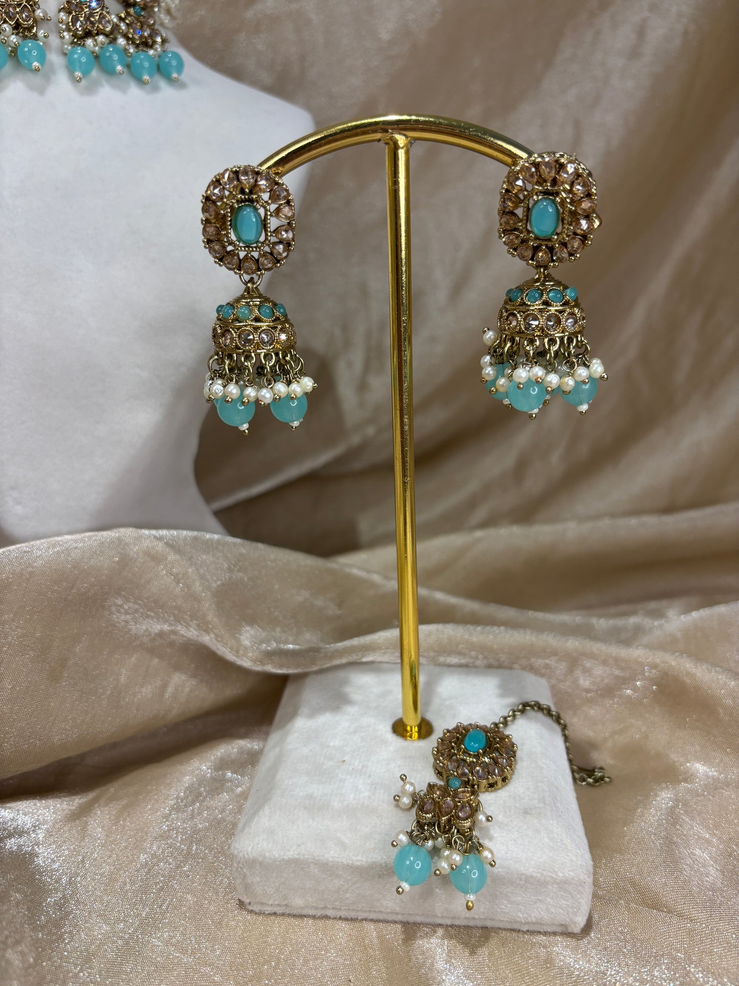 Light blue choker set
