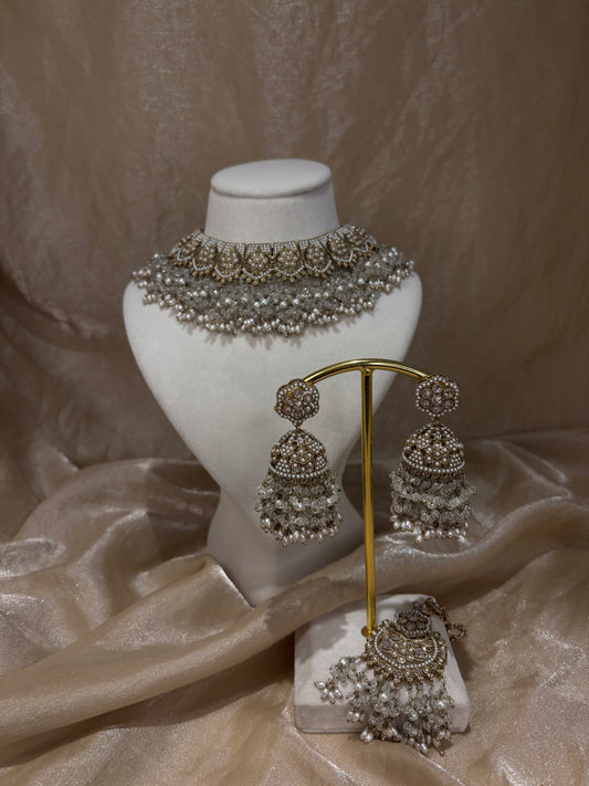 White/gold statement necklace set
