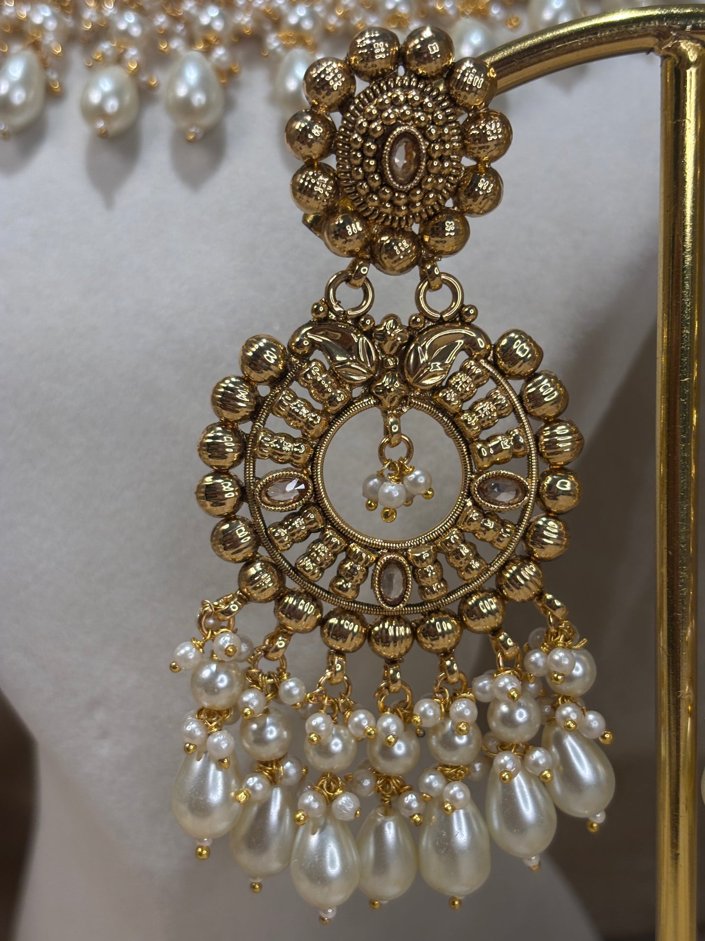 White antique gold necklace set