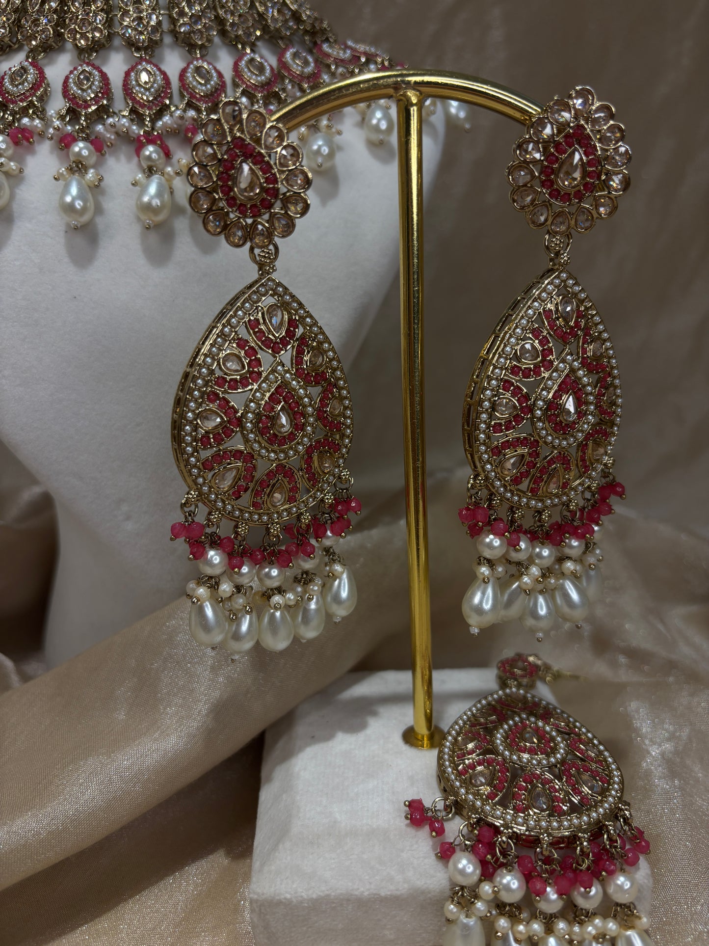 Statement red choker set