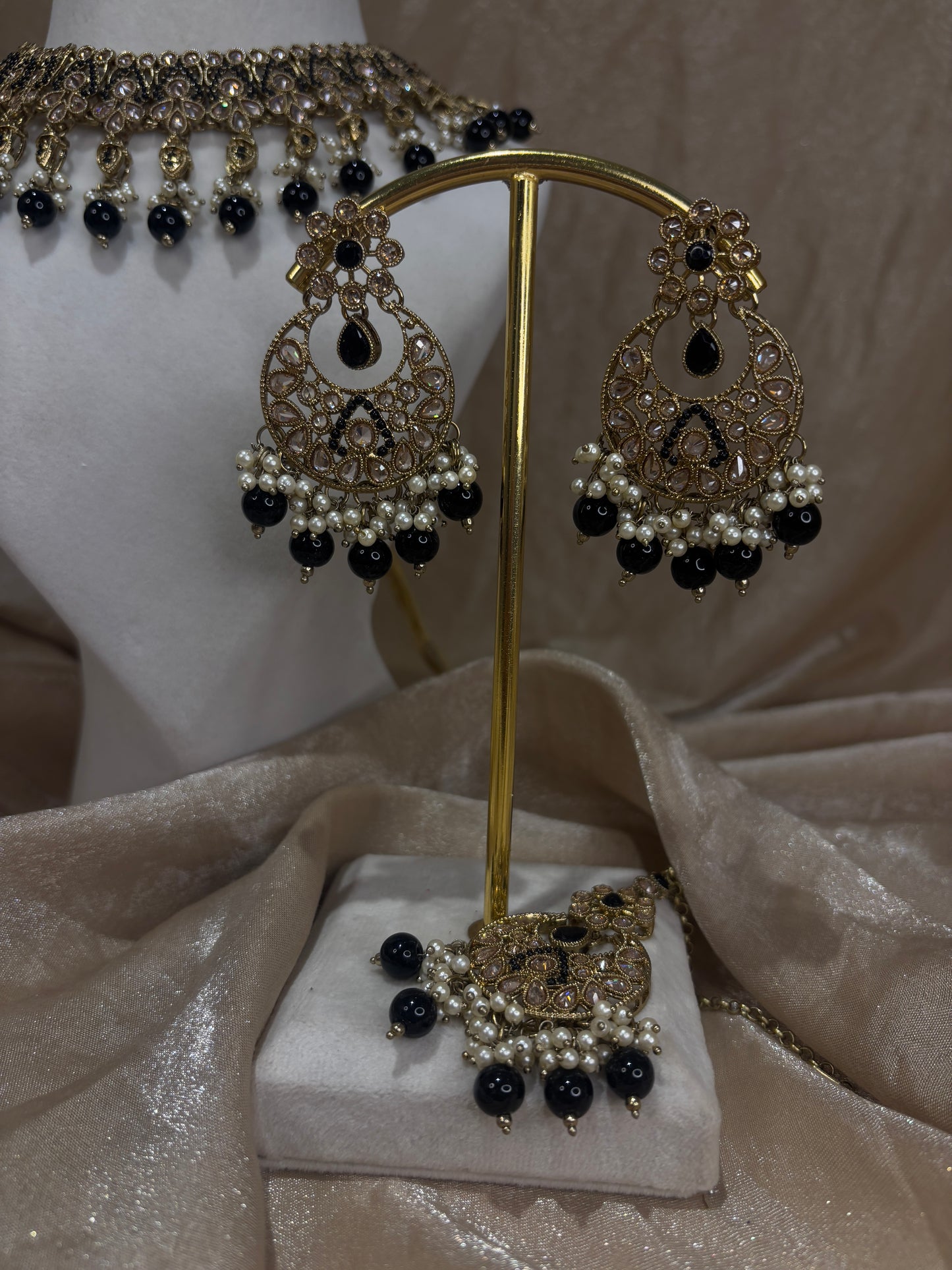 Black necklace set