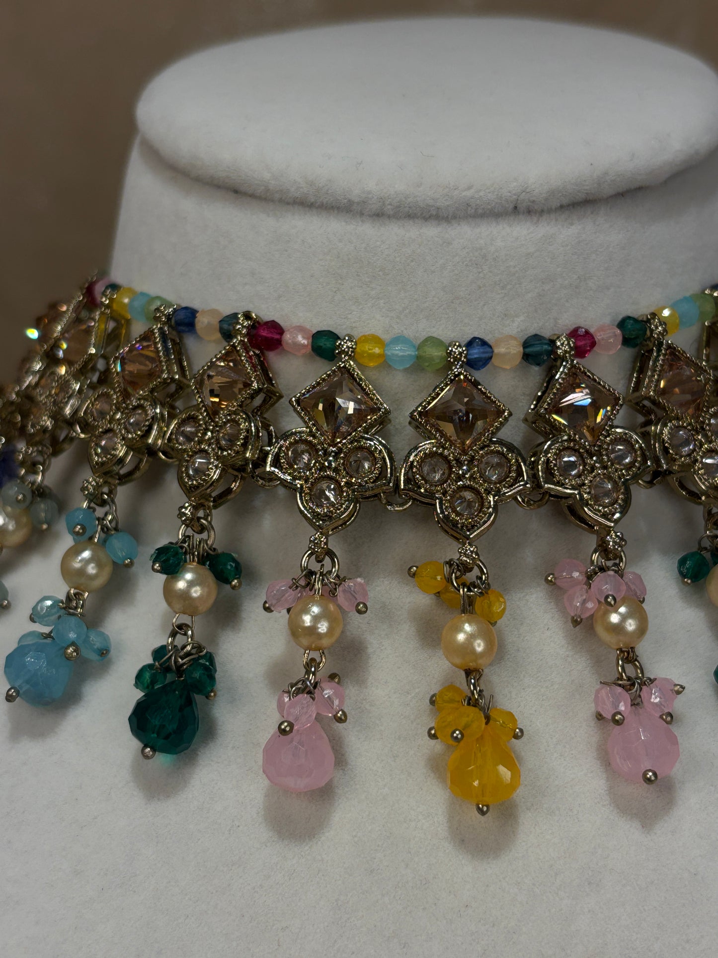 Multi-colour choker set