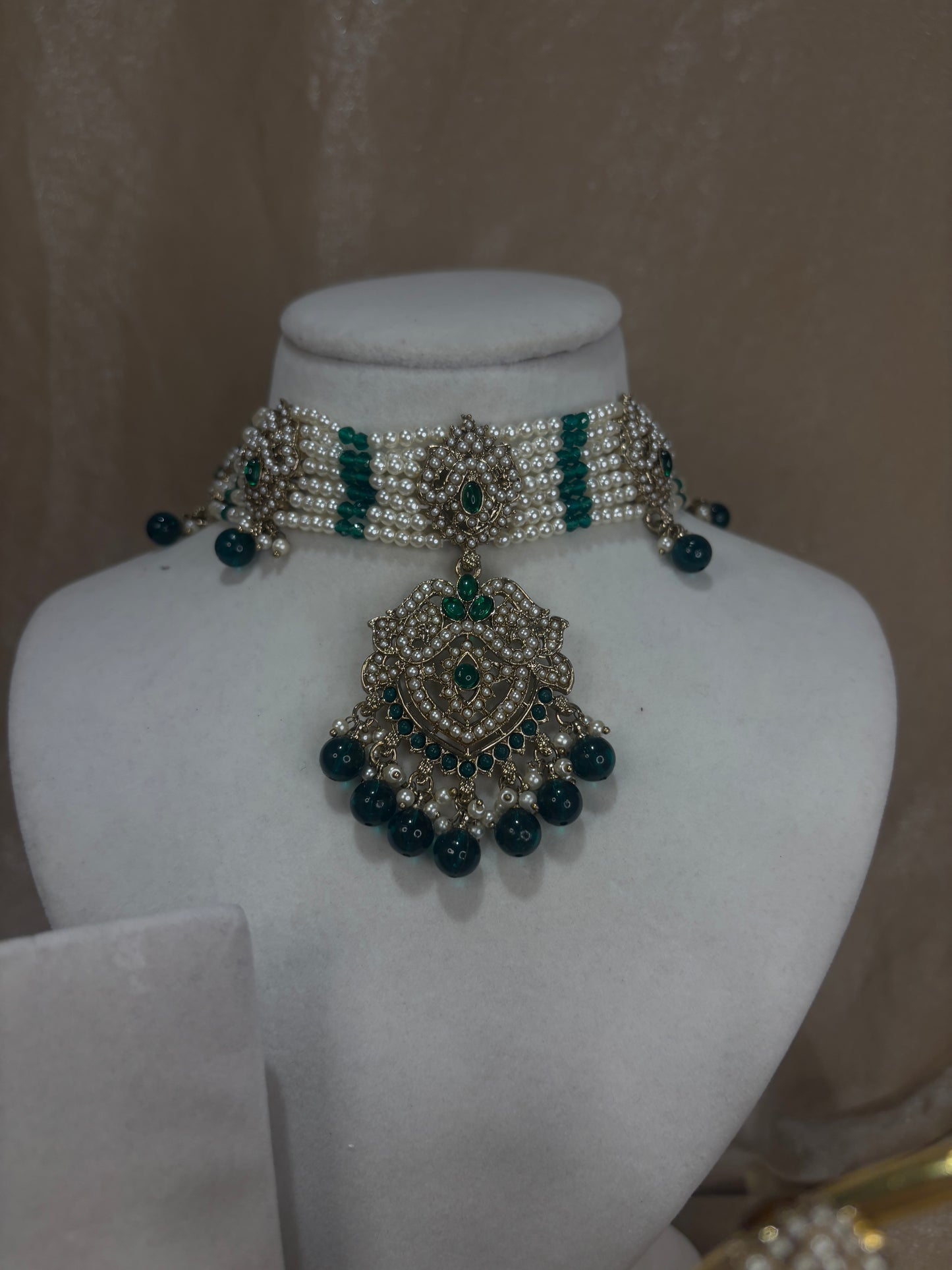 Emerald choker set