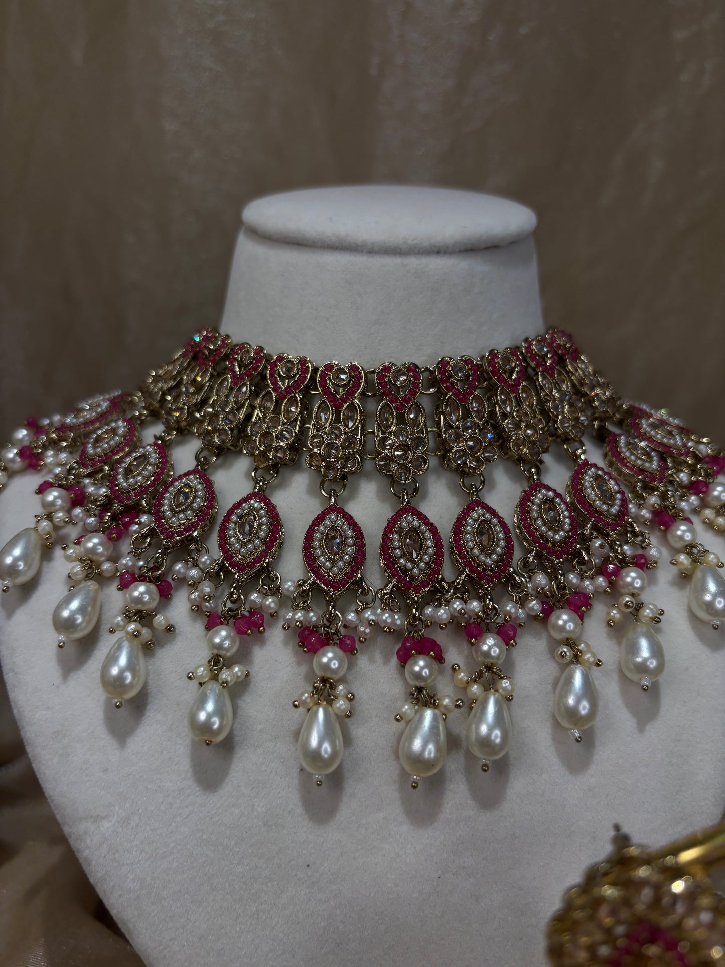 Statement red choker set
