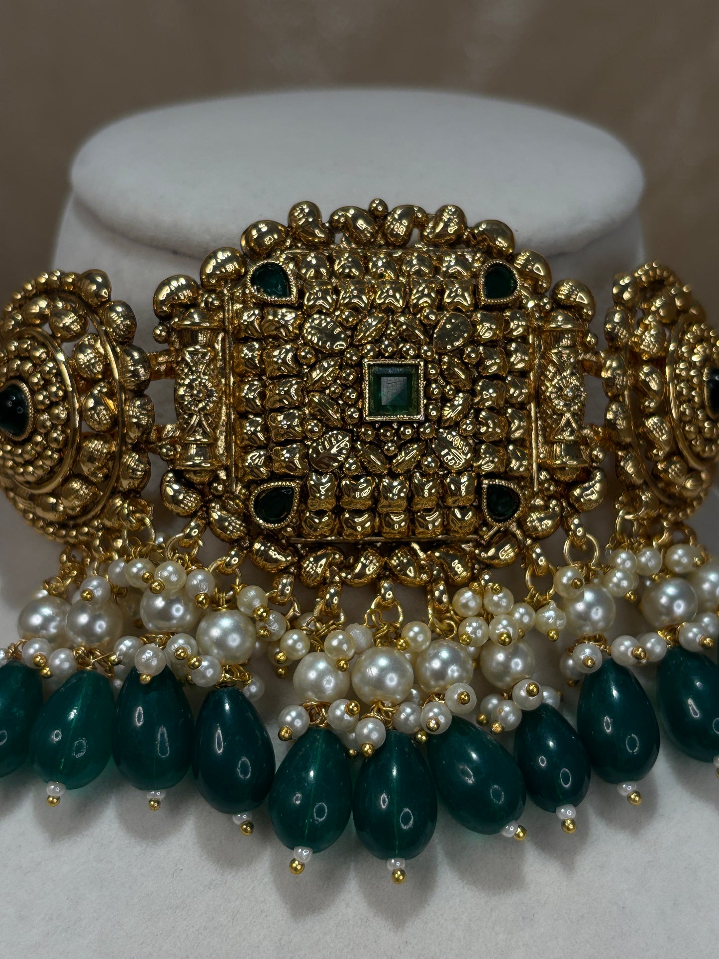 Emerald green antique gold choker set