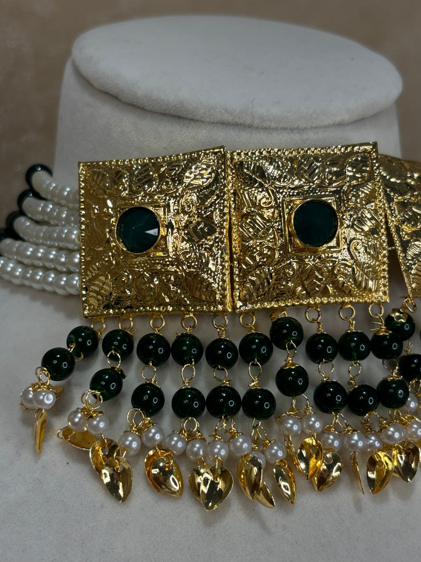 Emerald green jadau choker set