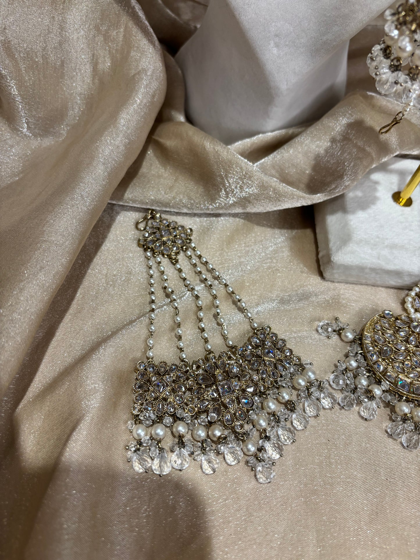 White choker set