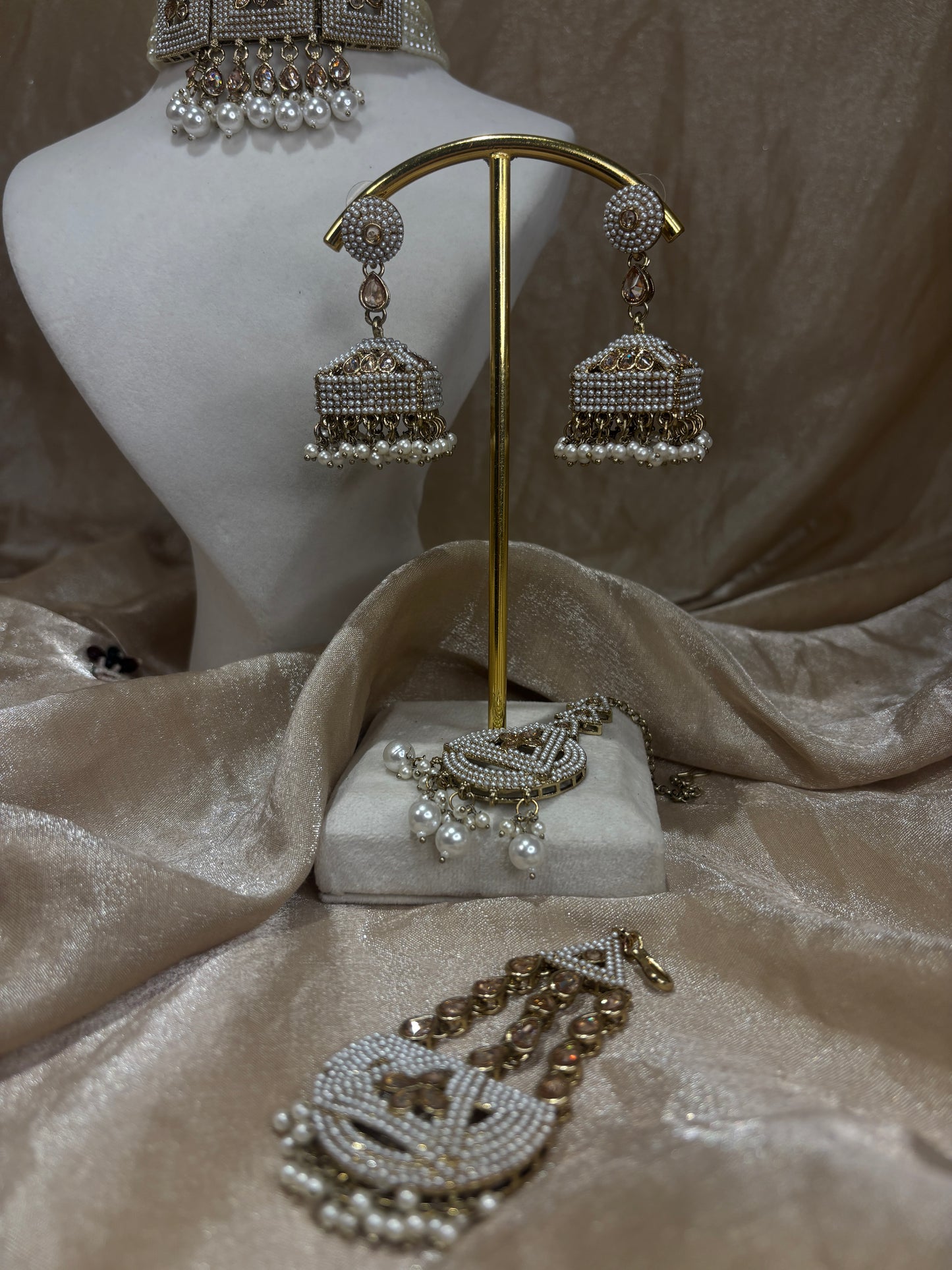 White choker set