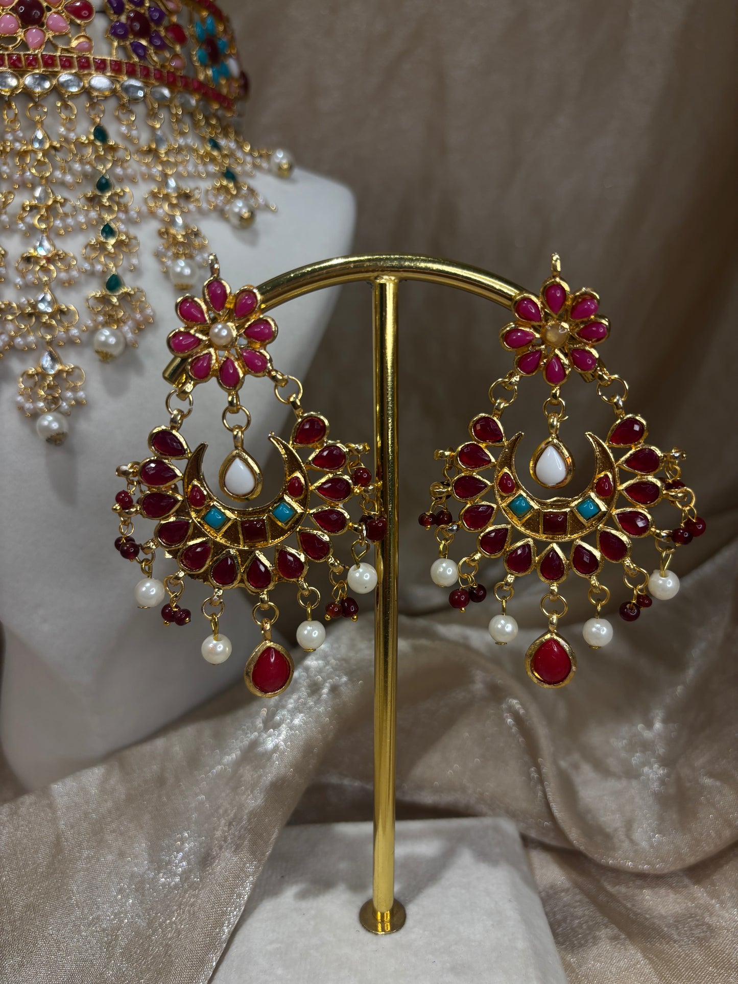 Red/multi-coloured choker set
