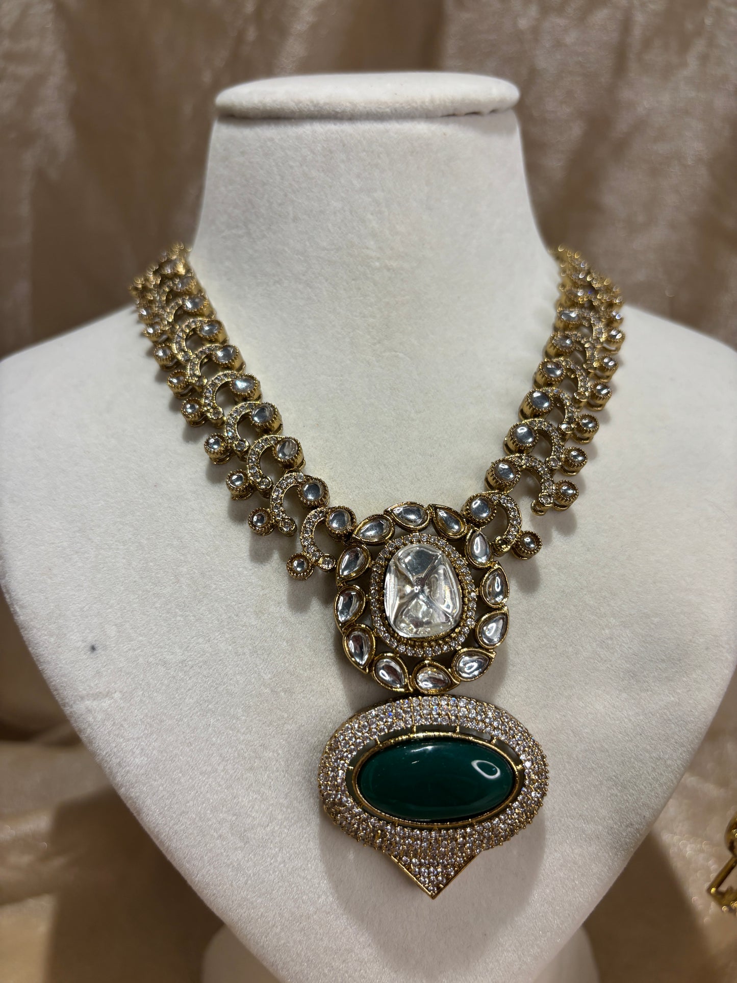 Emerald green necklace set