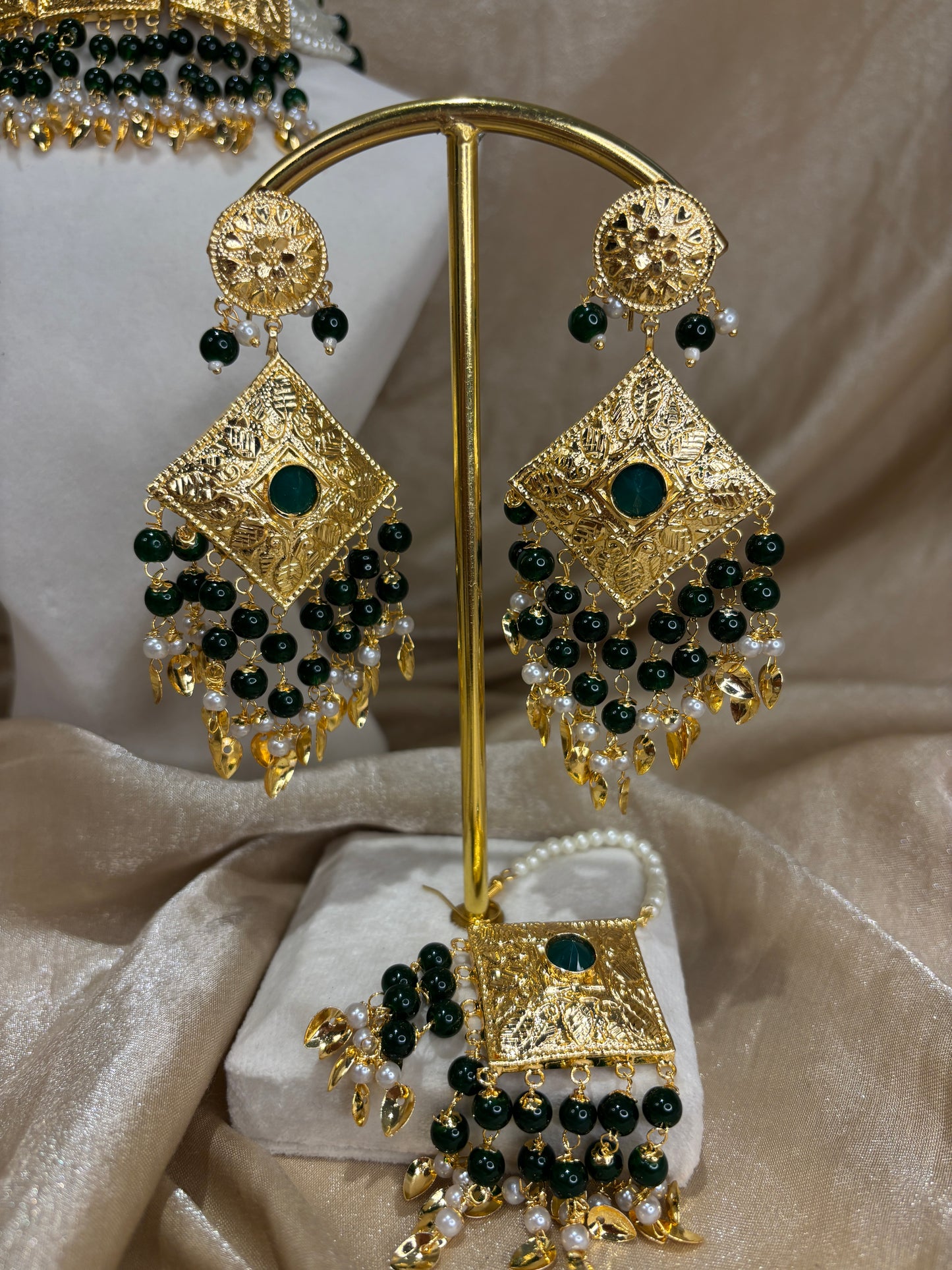 Emerald green jadau choker set