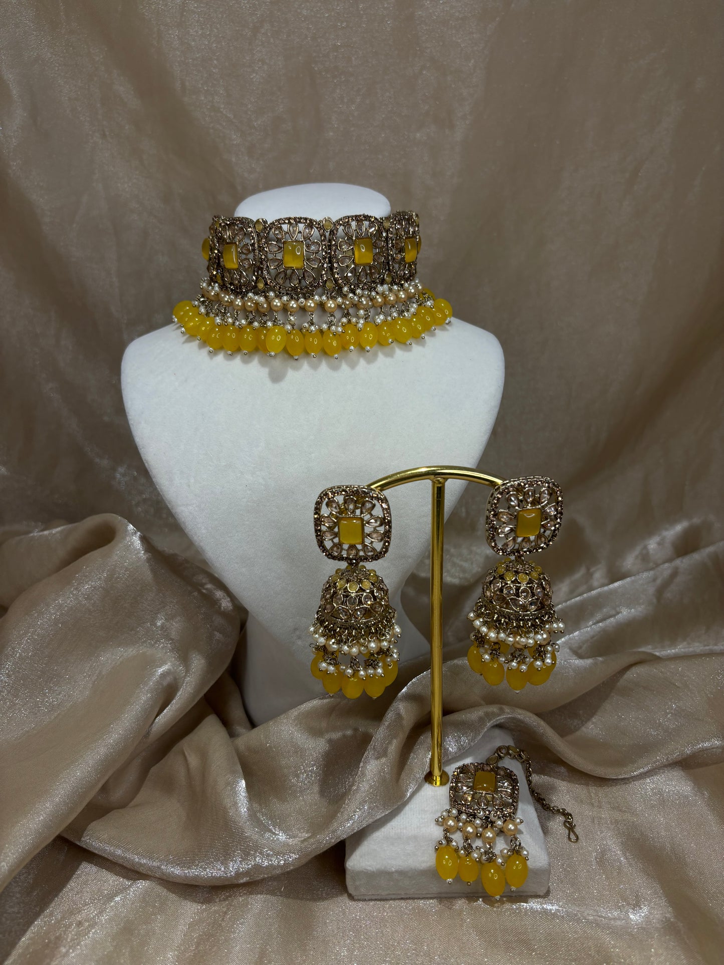Yellow choker set