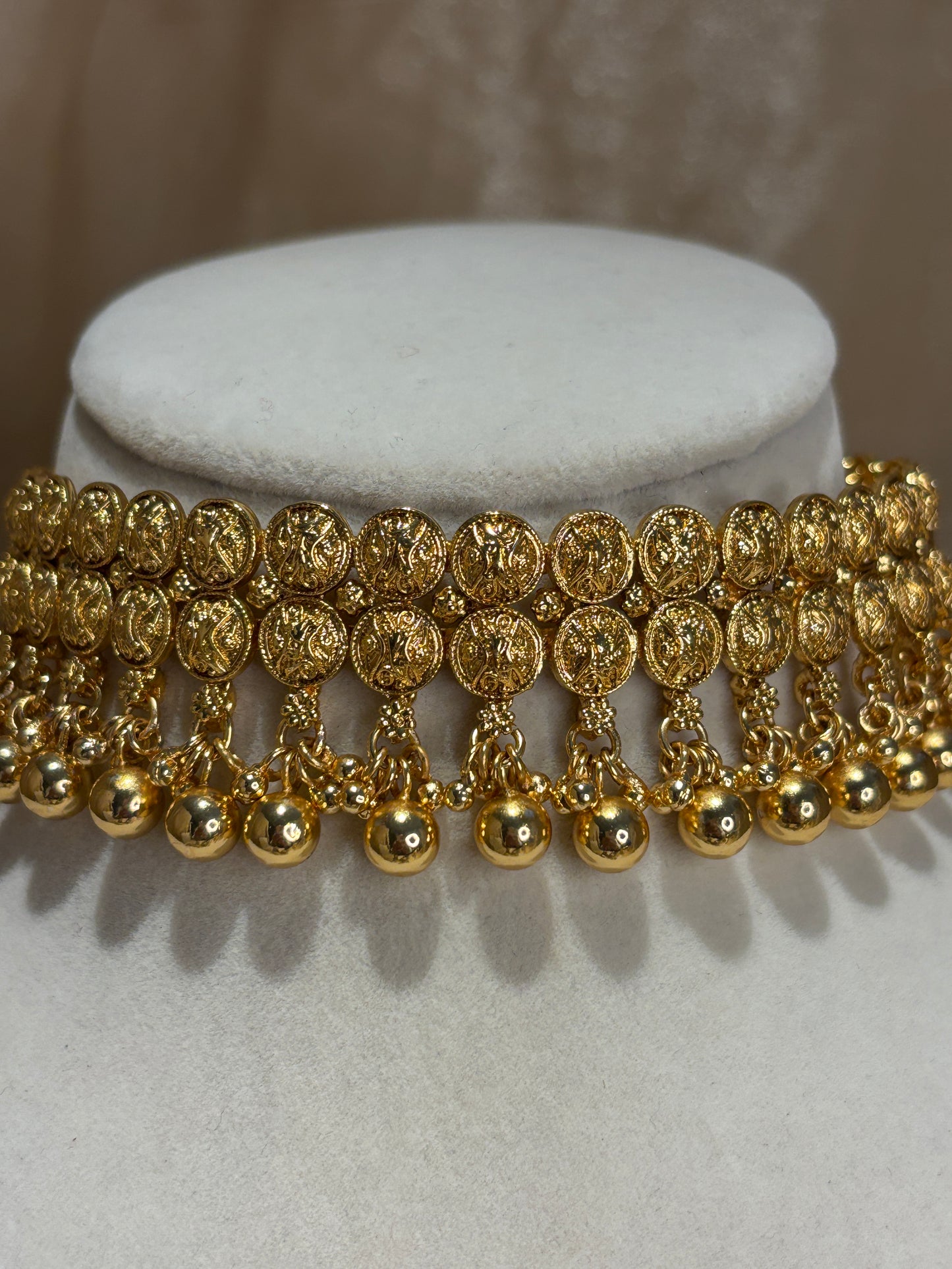 Gold-look choker set