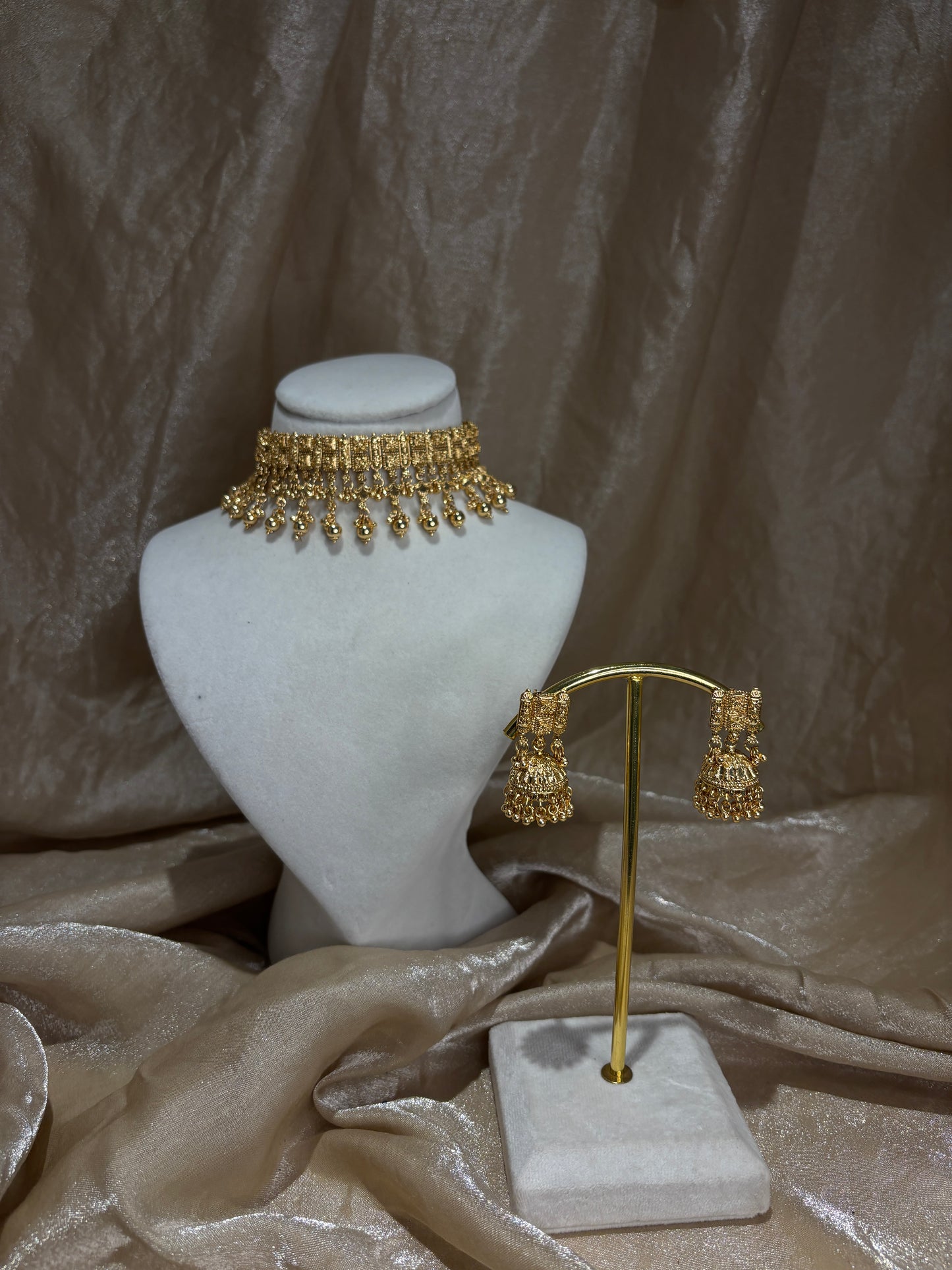 Gold-look choker set