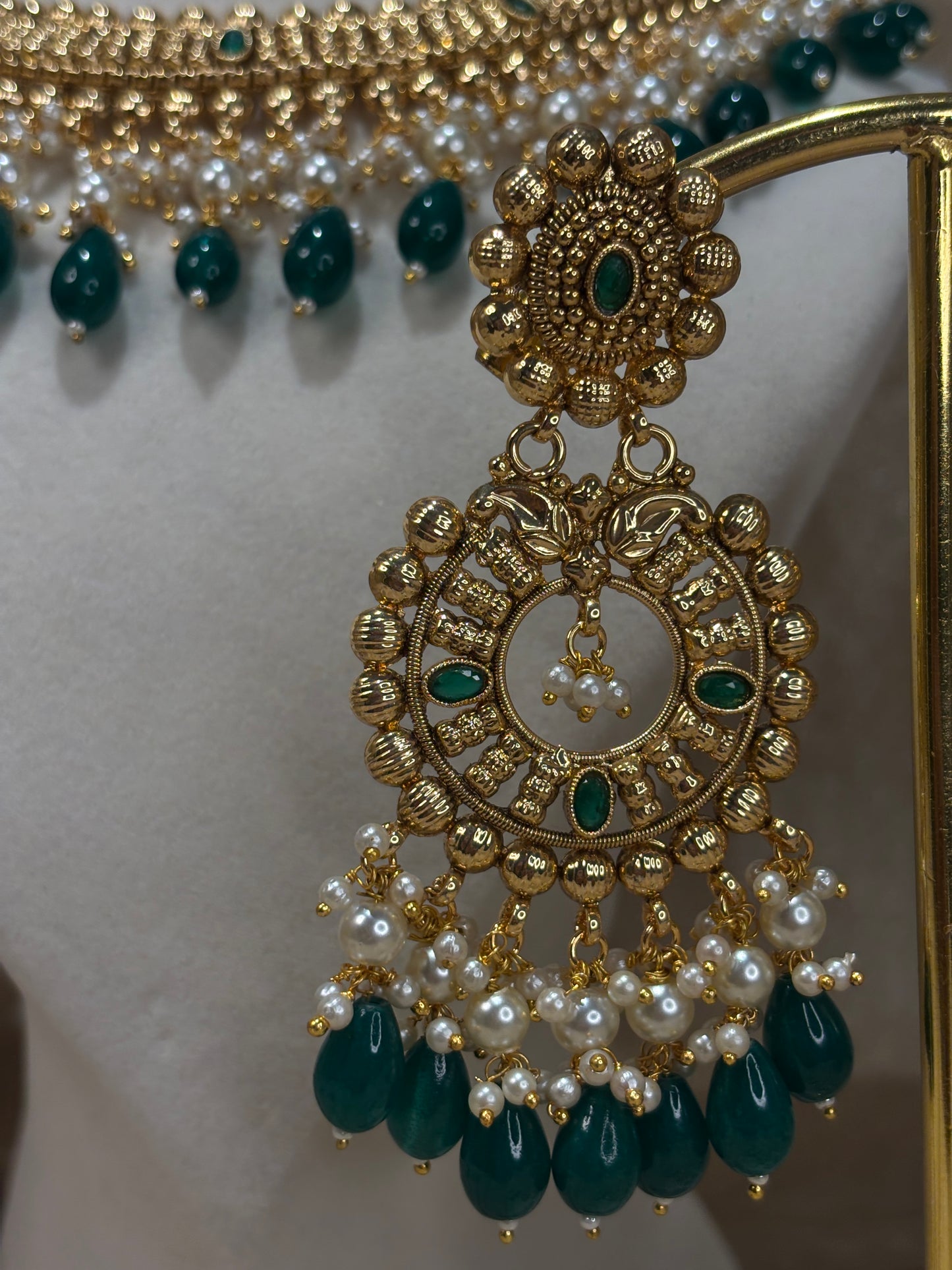 Emearld green antique gold necklace set