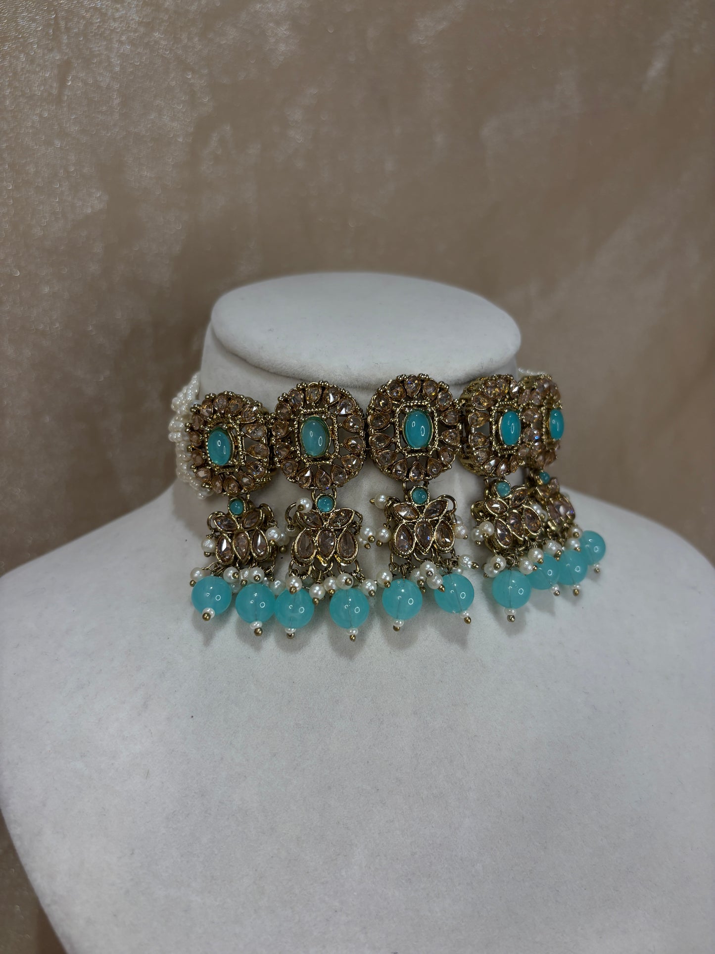 Light blue choker set