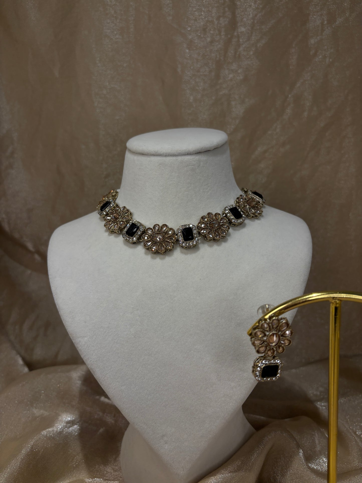 Black choker set