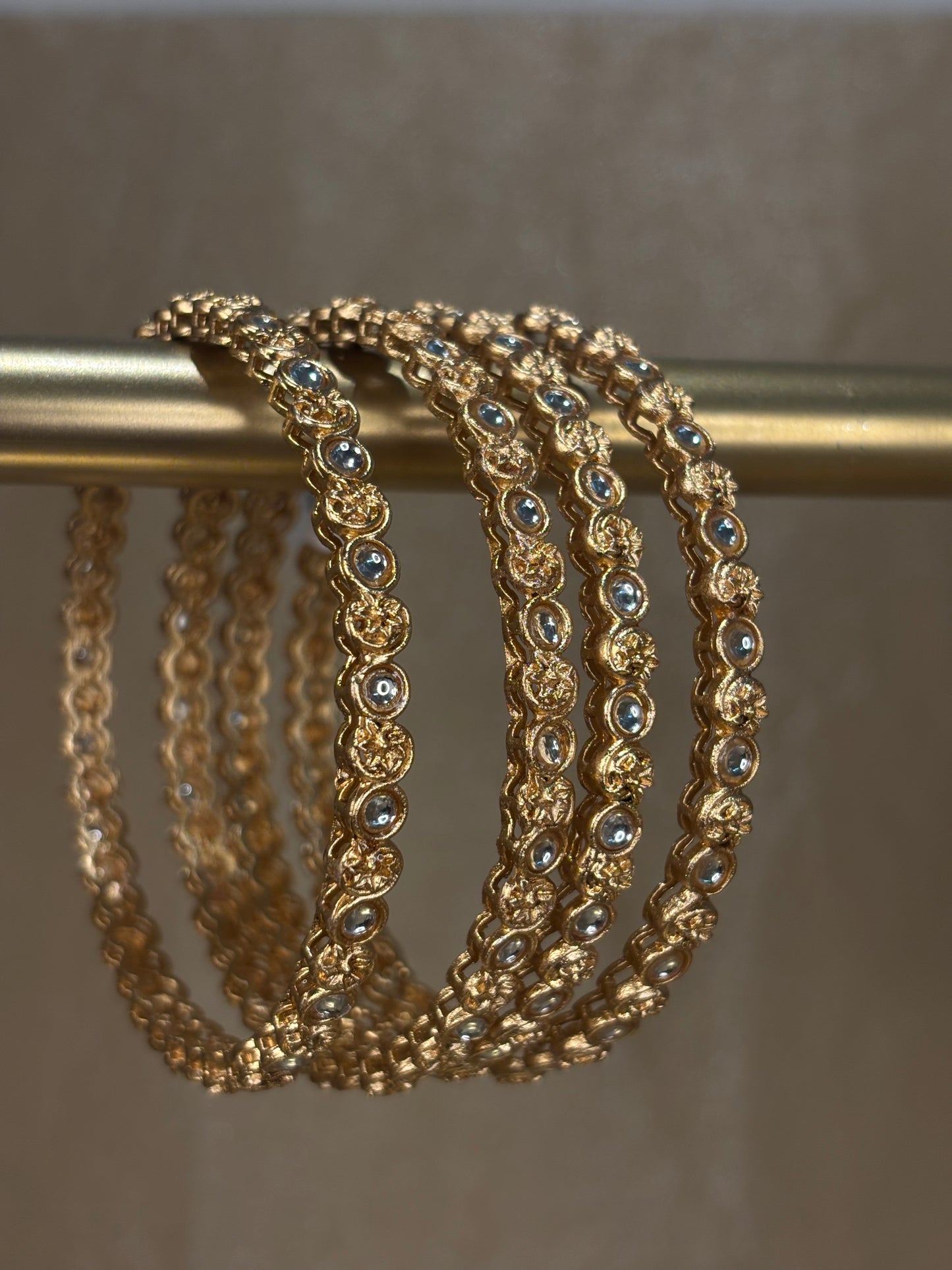 Yellow gold kare with stone details