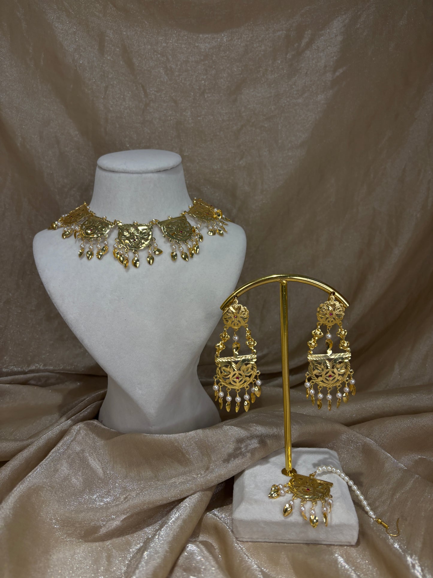 Traditional jadau necklace set