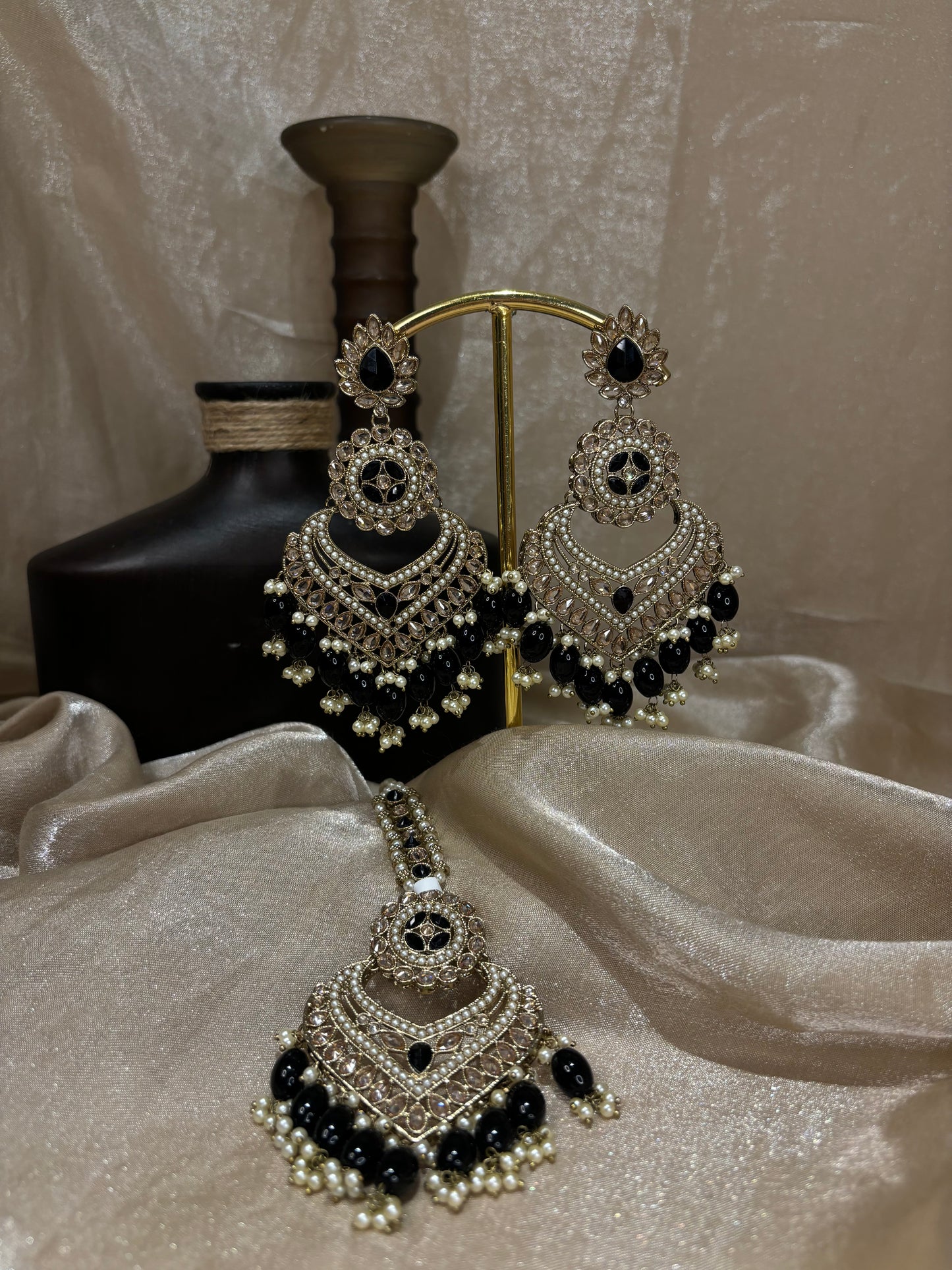 Black earring/tikka set