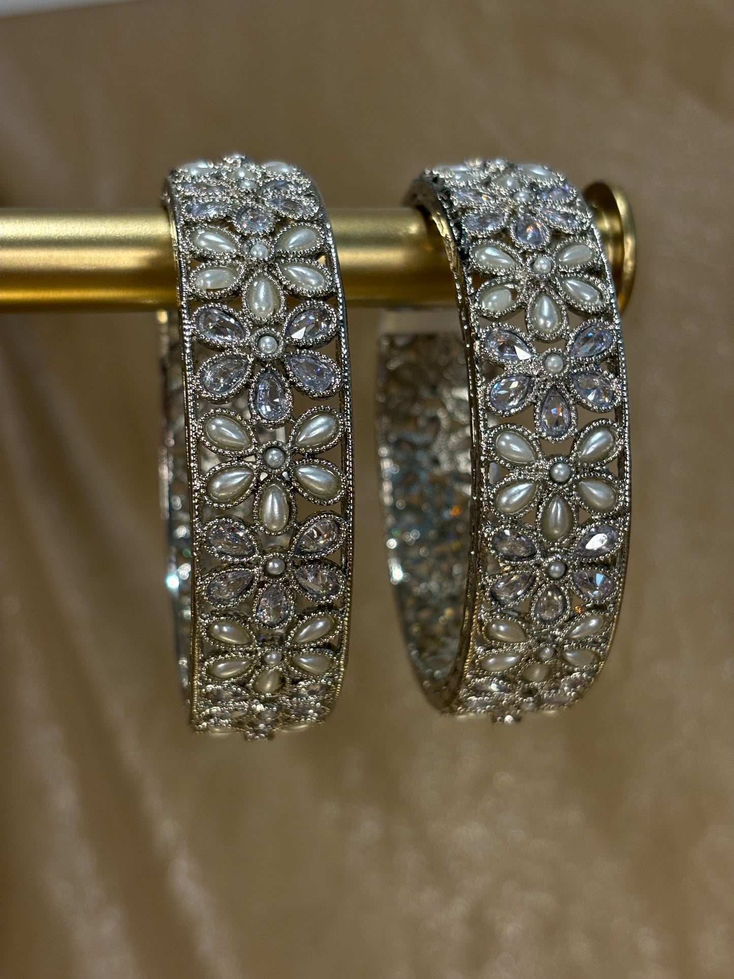 Silver floral detail kare