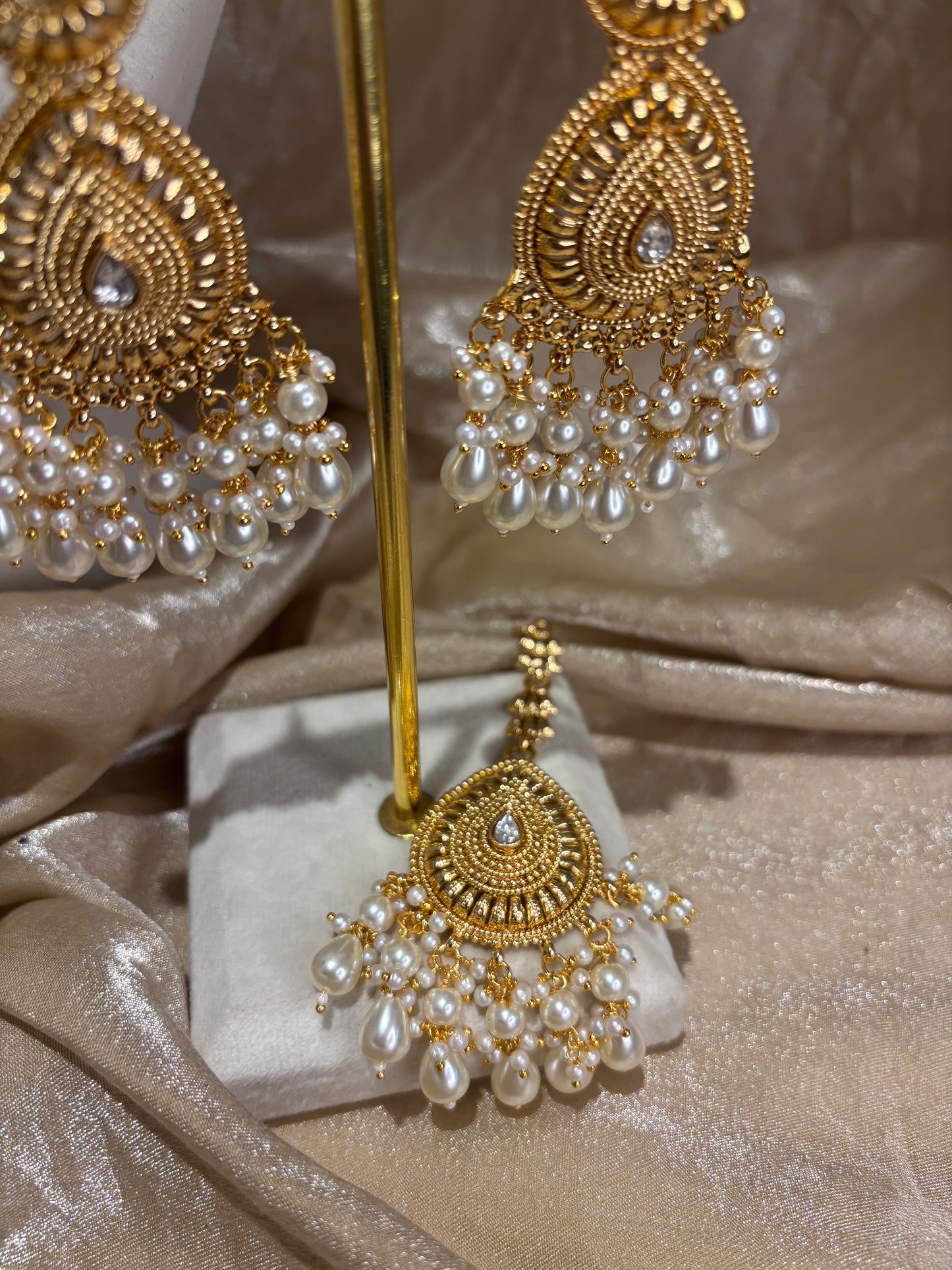 Gold-look choker set