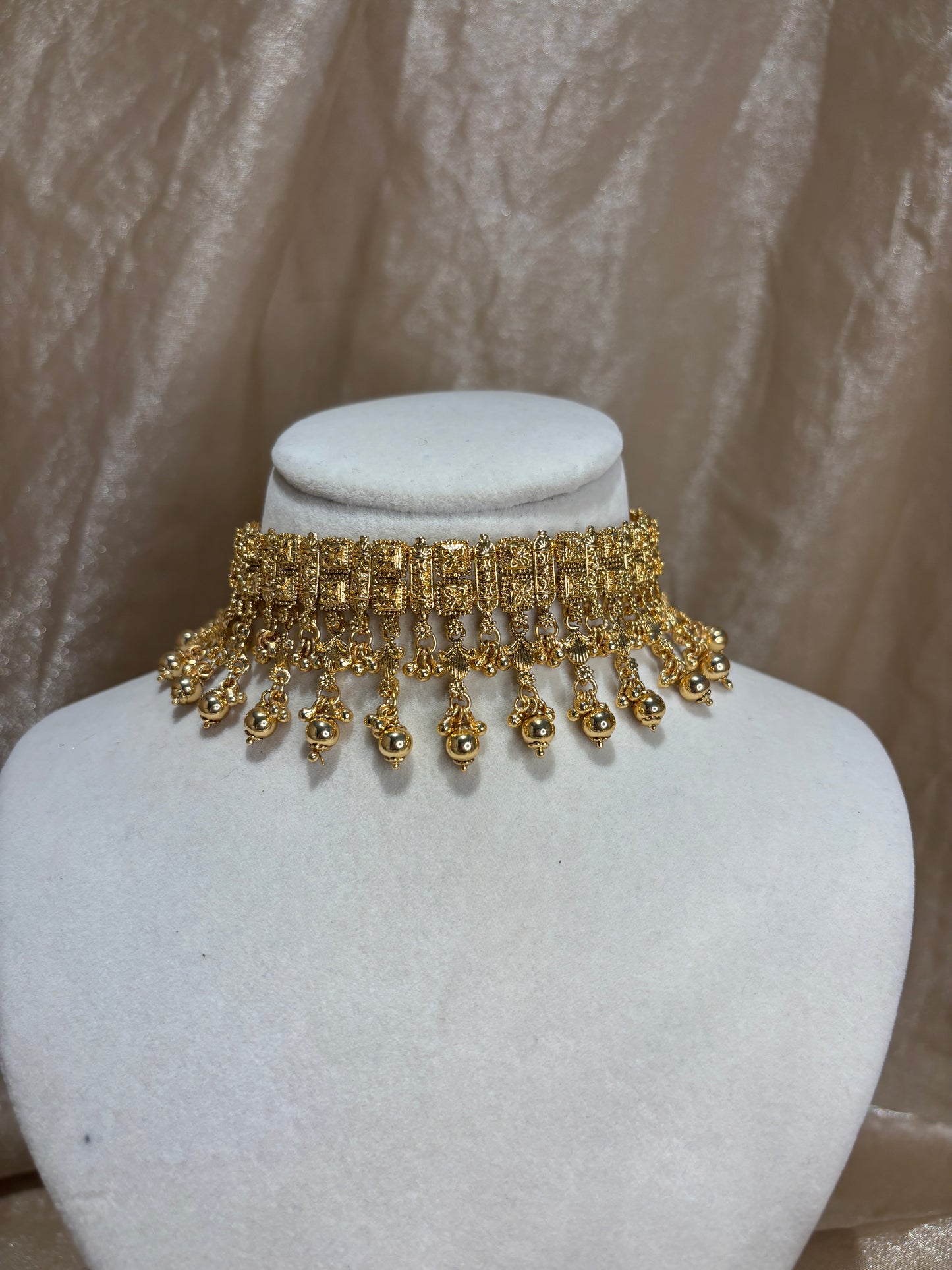 Gold-look choker set