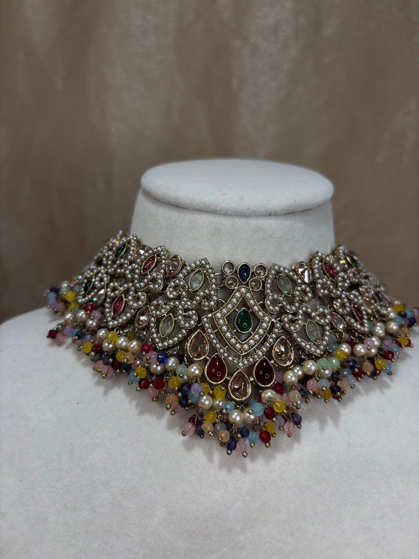 Multi-colour choker set
