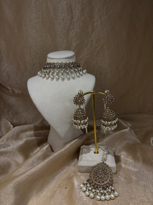 White/gold choker set