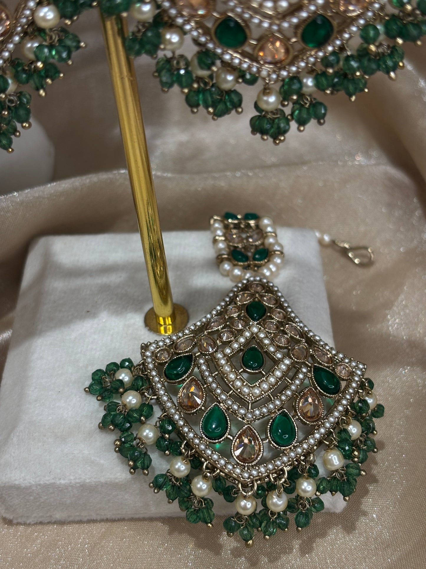 Heavy emerald green choker set