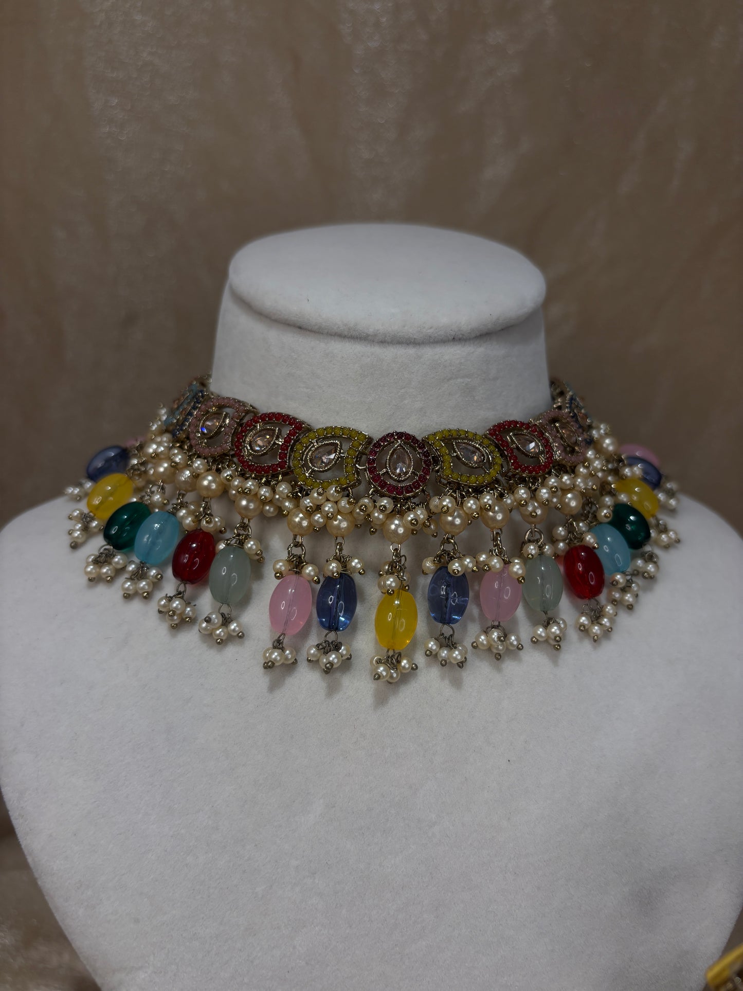 Multi-colour choker set