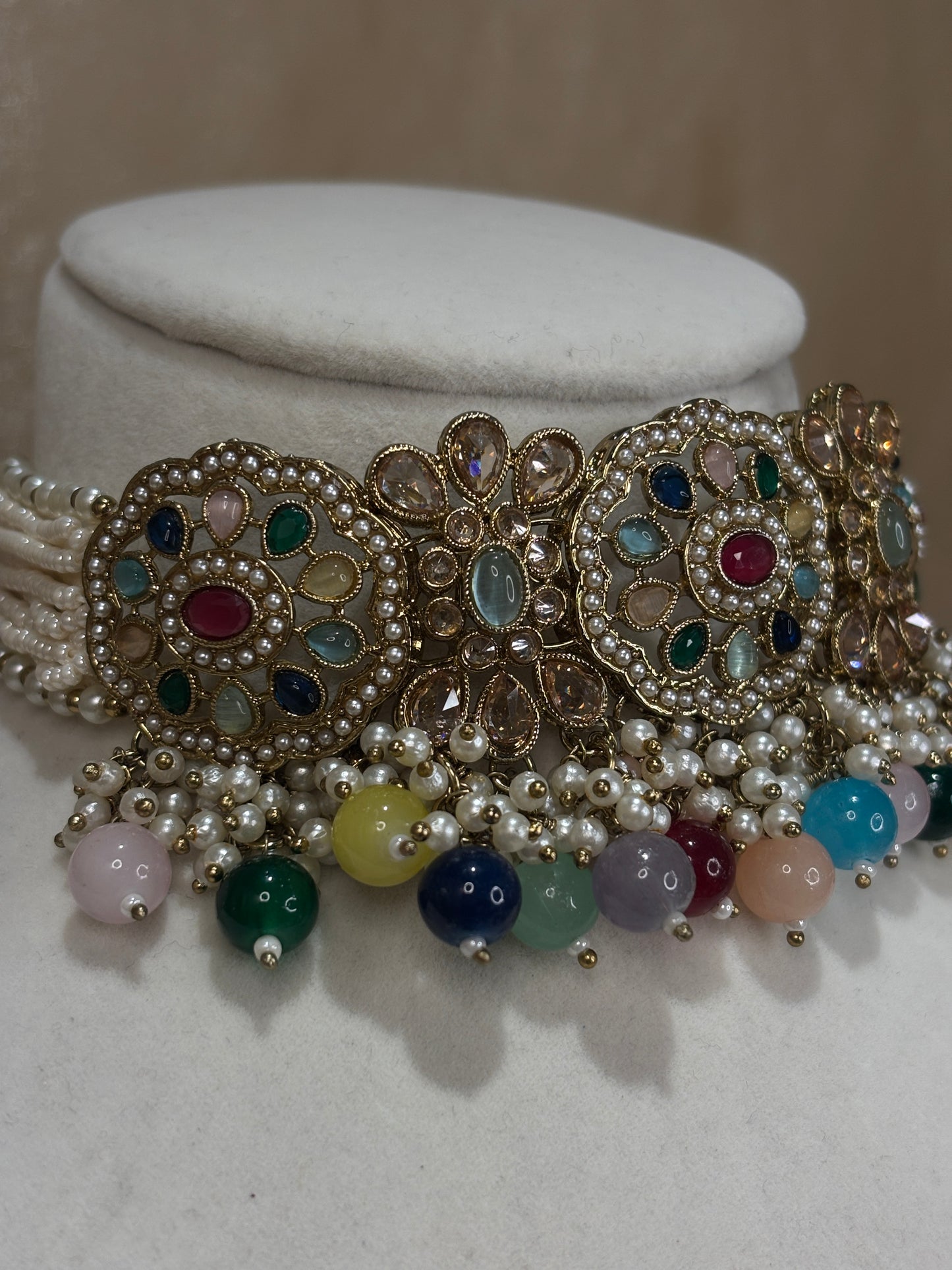 Multi-colour choker set