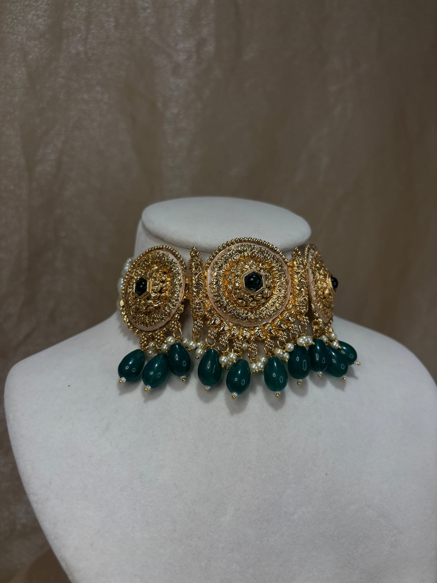 Emerald green antique gold choker set