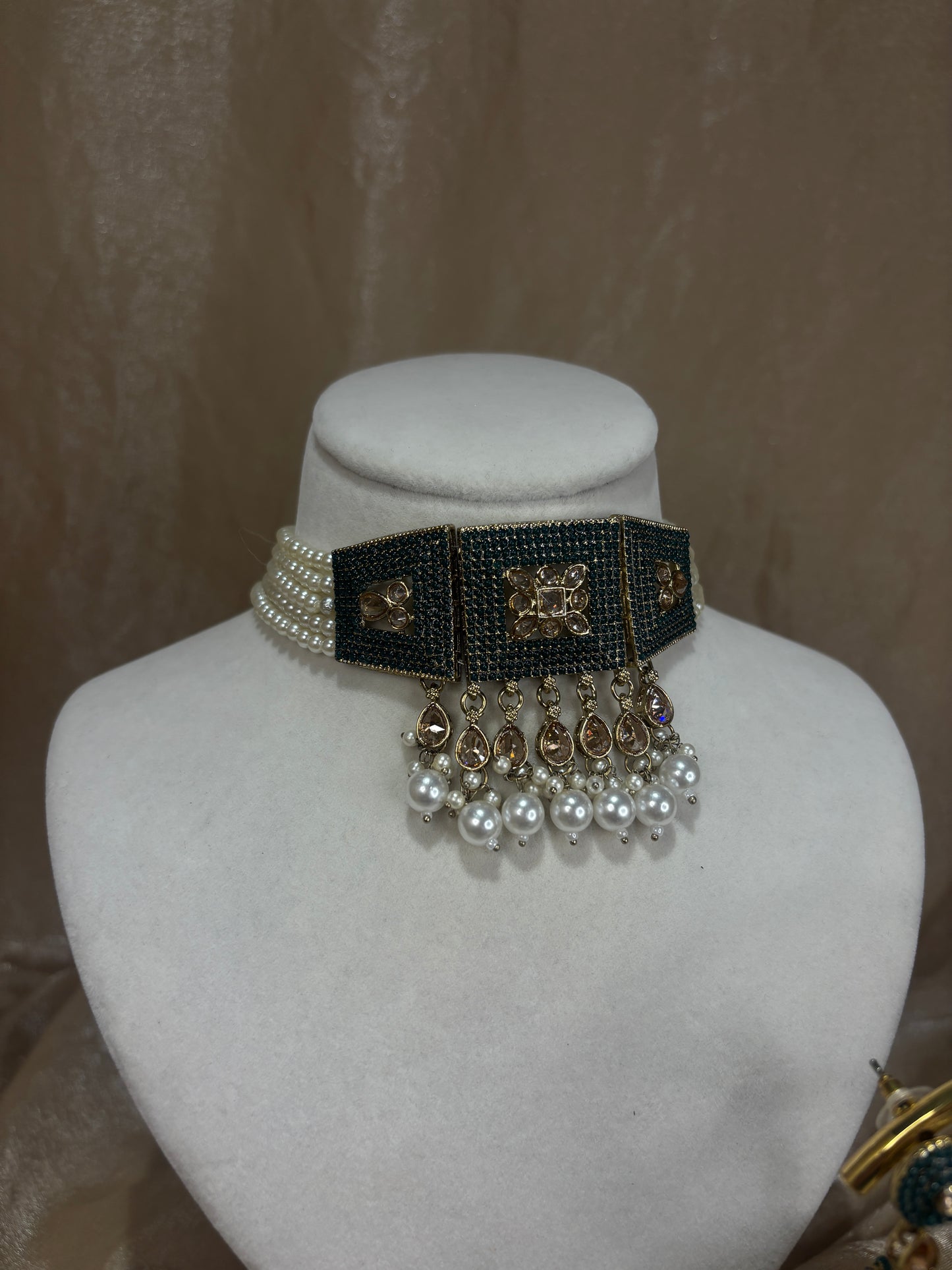 Emerald green choker set