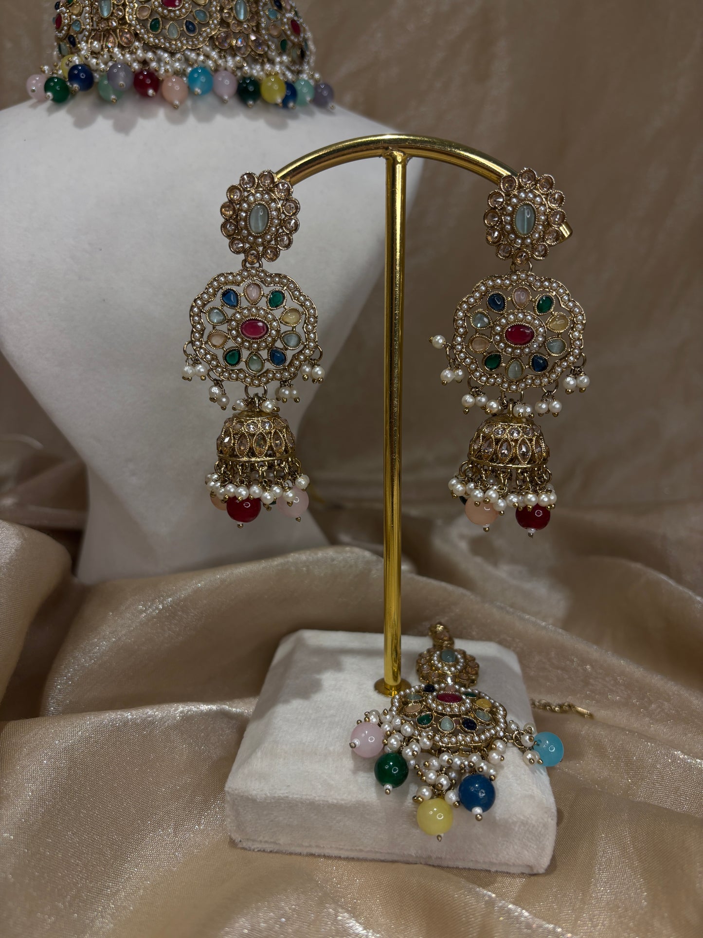 Multi-colour choker set