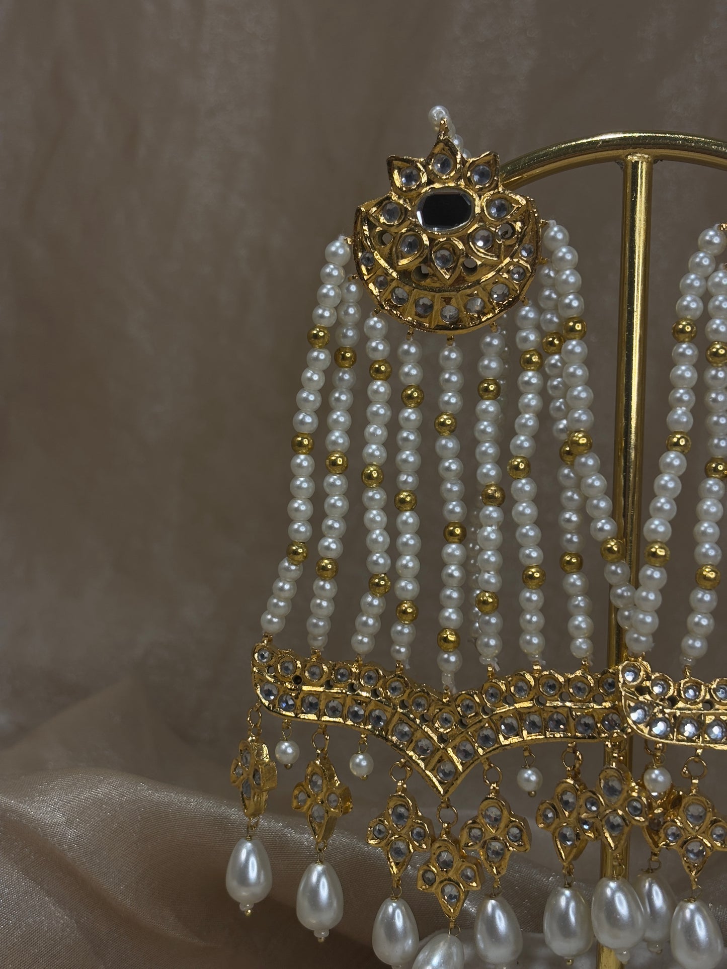 Gold thappa kundan earring/tikka set