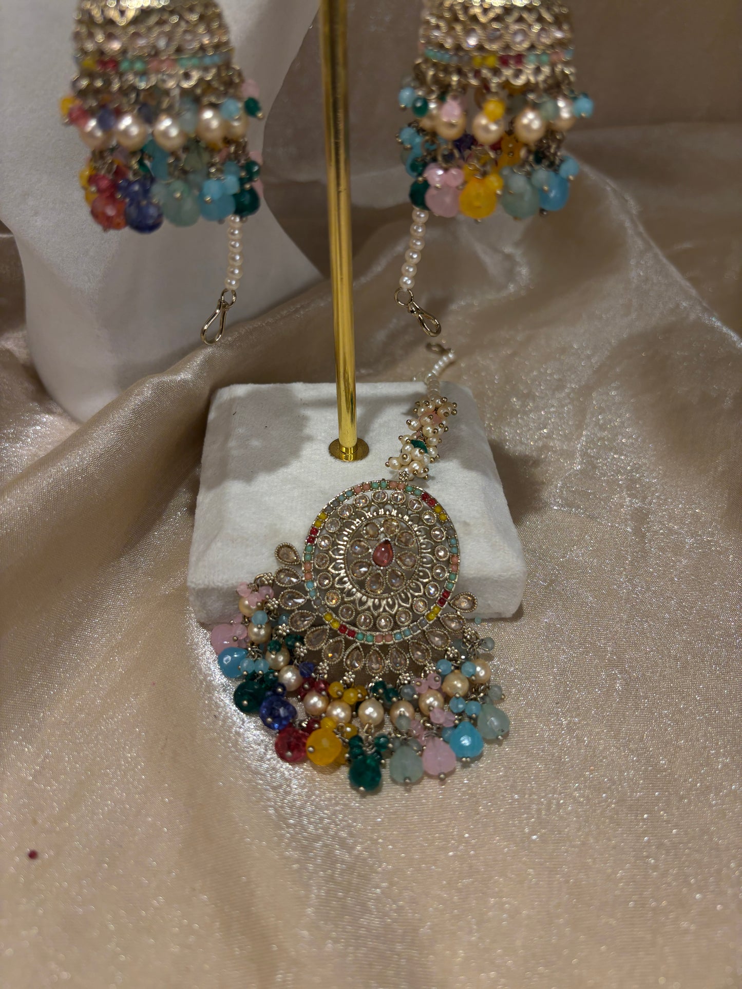 Multi-colour choker set