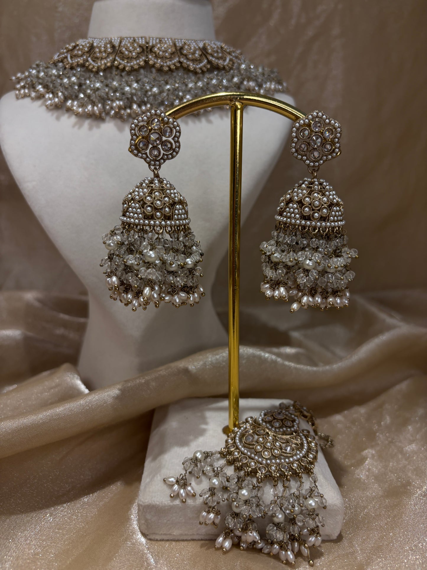 White/gold statement necklace set
