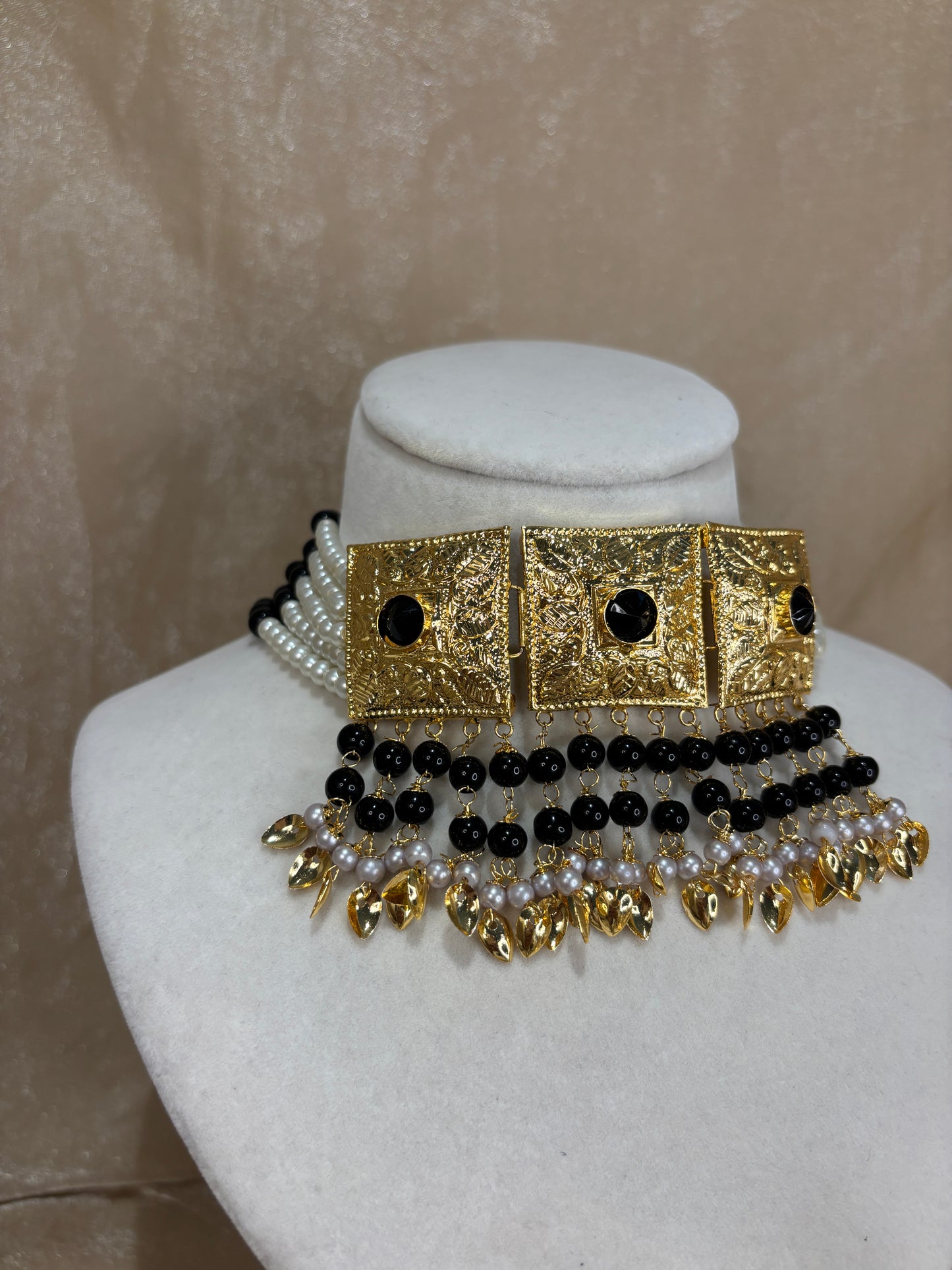 Black jadau choker set