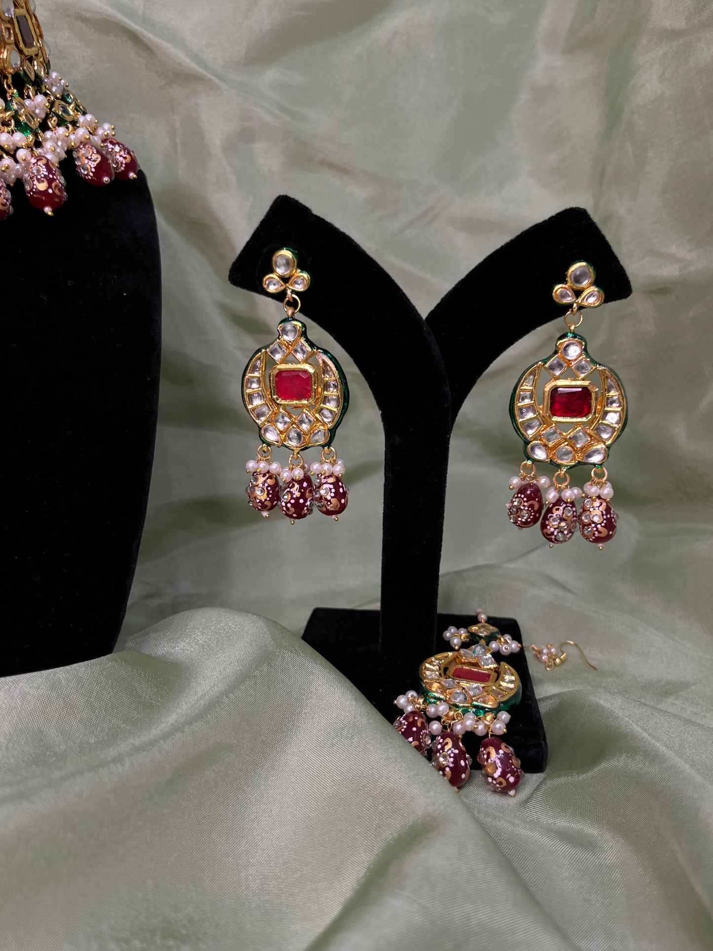 Maroon thappa kundan choker