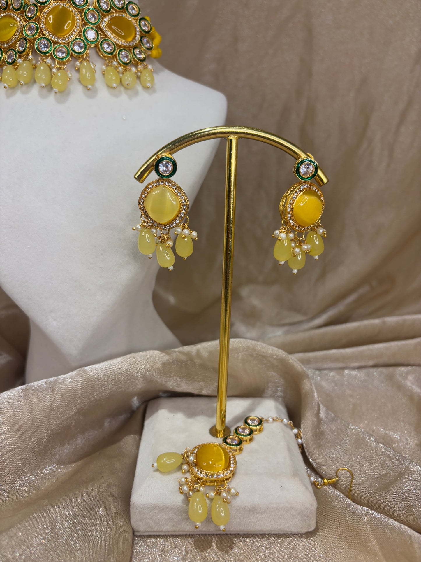 Yellow choker set